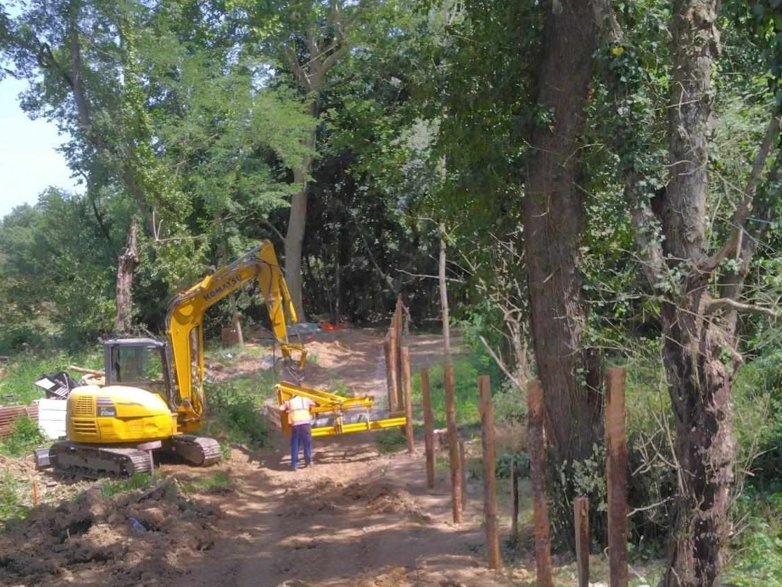 Des piquets et des grillages ont été installés ce lundi autour du site de la Crem'Arbre, à Saïx (Tarn), où la coupe d'arbres pourrait reprendre au 1er septembre et où un « écureuil » s'était à nouveau perché pour faire barrage. DR