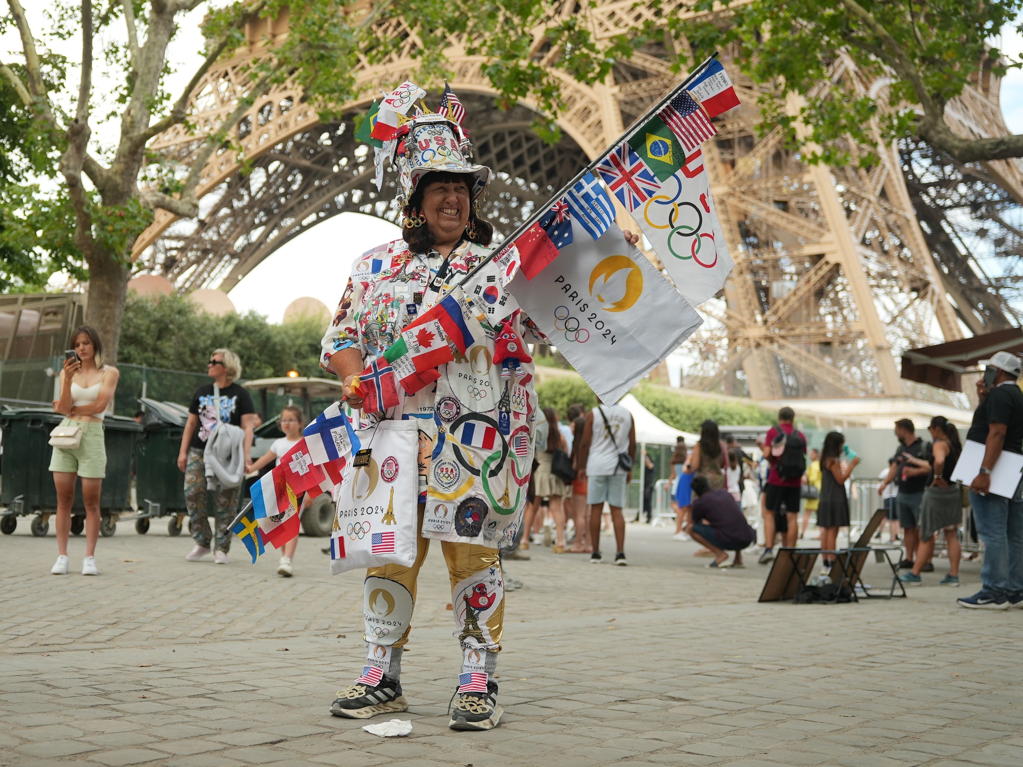 Vivianne Robinson, super-fan des Jeux olympiques devant la Tour Eiffel, à Paris, le 22 juillet 2024