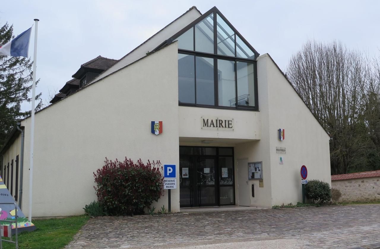 <b></b> L’annonce de la démission du maire, Pierre Derouillac, a fait l’effet d’une bombe à Santeuil, petite commune de moins de 700 habitants.