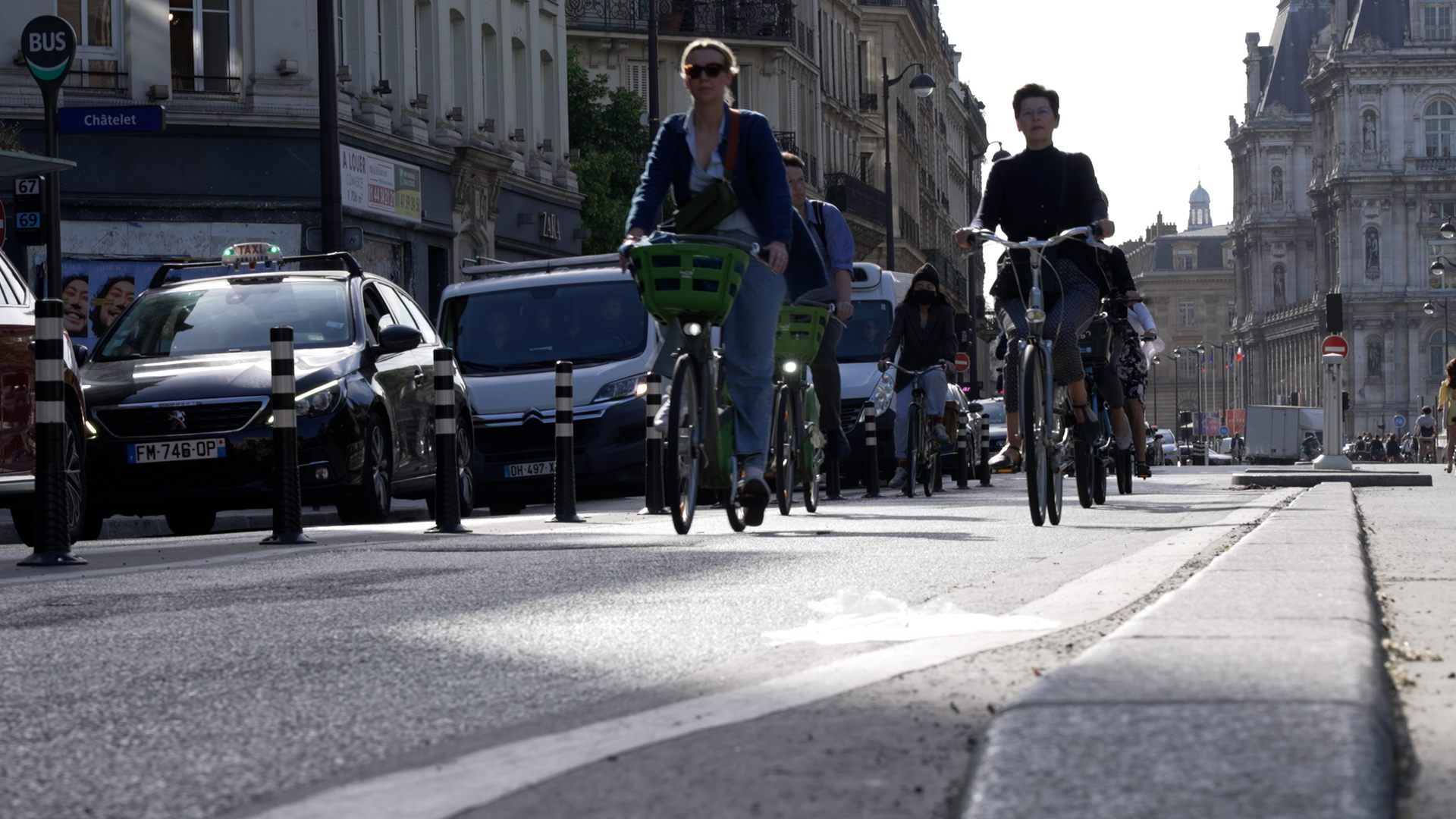 Rue de Rivoli (Paris Ier), les taxis et les utilitaires cohabitent avec les cyclistes, mais pas les VTC. LP/Pierre Laurent