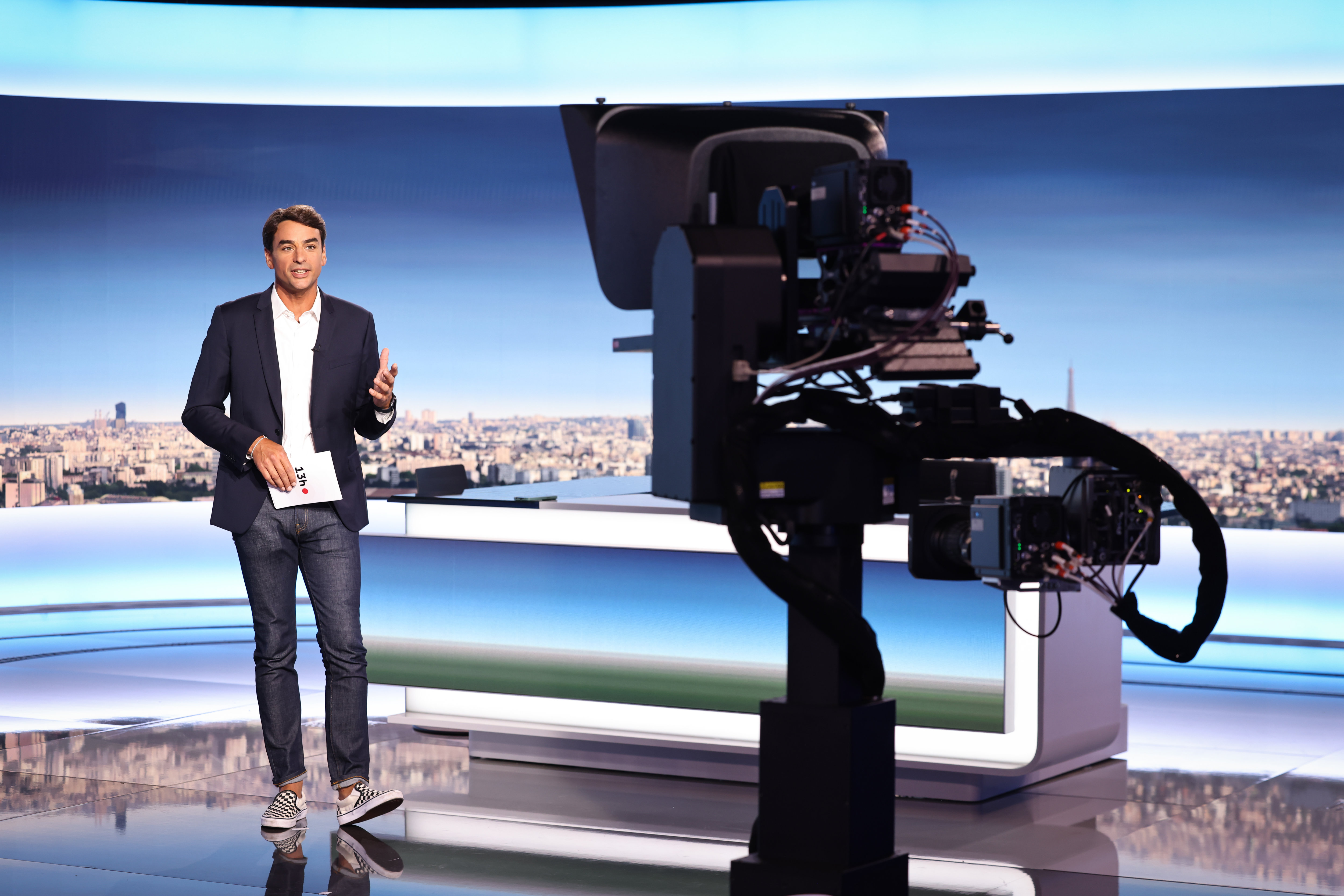 Décor neuf, 120 m2 d'écrans, nouvelles technologies… Les JT de France 2  changent tout - Le Parisien