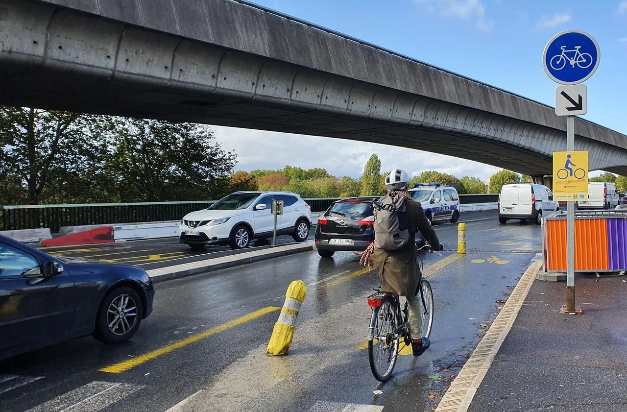 <b></b> Clichy (Hauts-de-Seine), le 6 octobre 2020. La piste cyclable temporaire du pont de Clichy fait partie des points noirs du département, qui a lancé une grande consultation sur la pérennisation des aménagements.