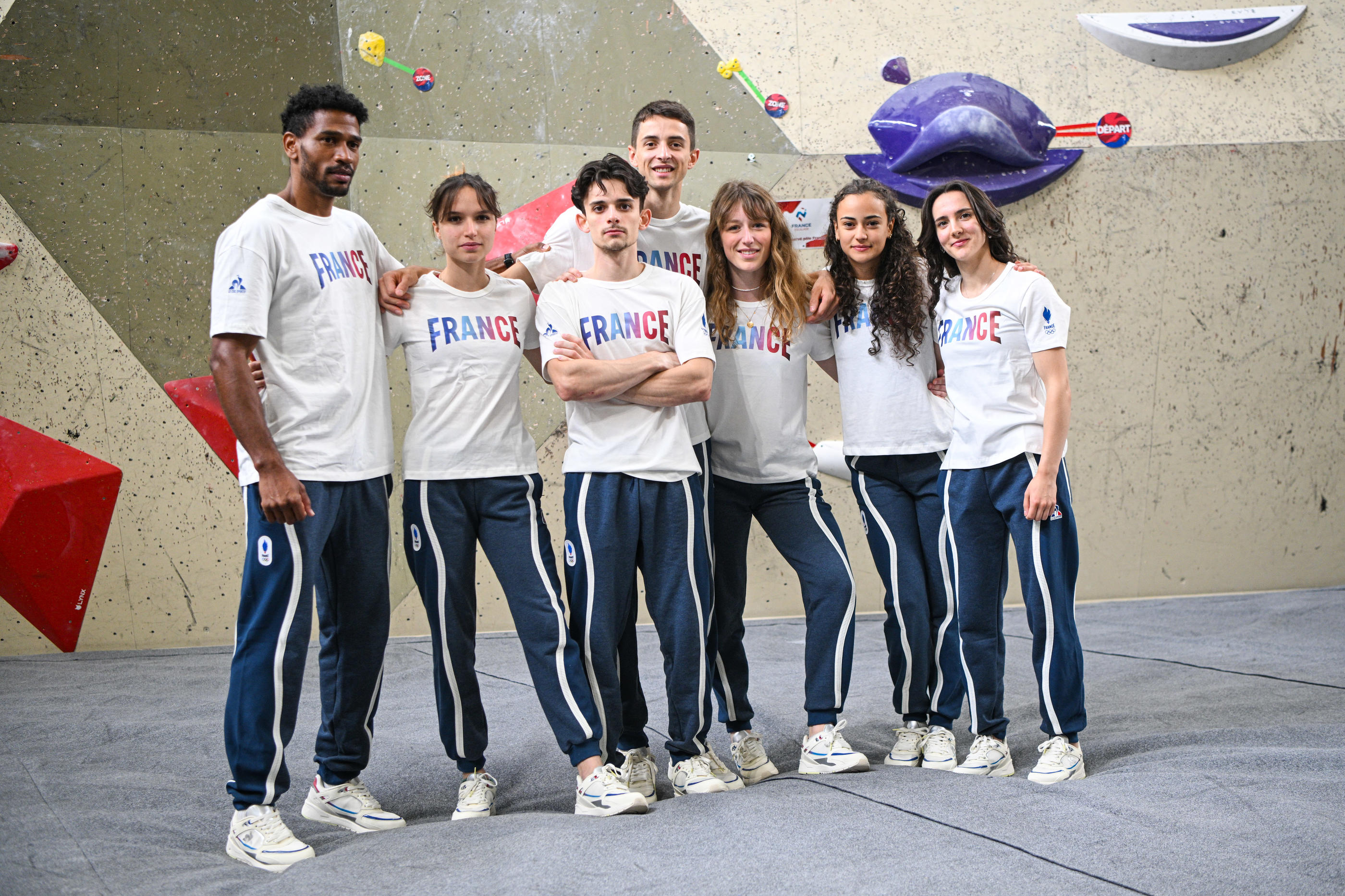 Les membres de l'équipe de France d'escalade sportive pendant leur préparation aux Jeux olympiques Paris 2024 à Fontainebleau, début juillet. Icon Sport/Daniel Derajinski