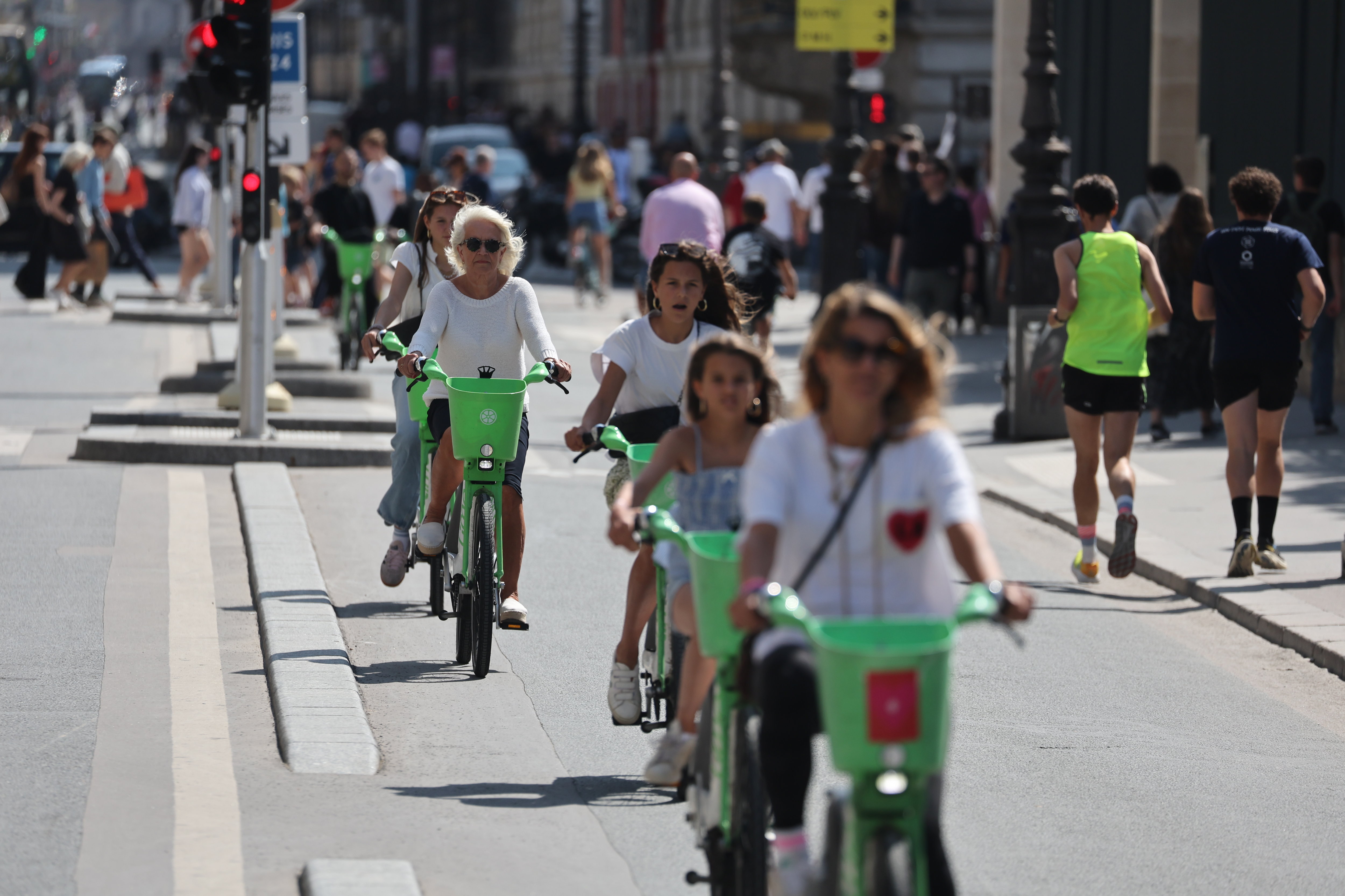 Les 15 000 vélos verts et blancs de Lime ont été très utilisés par les visiteurs olympiques, à Paris, mais aussi à Nanterre (Hauts-de-Seine), Versailles (Yvelines) et en Seine-Saint-Denis notamment. LP/Arnaud Journois