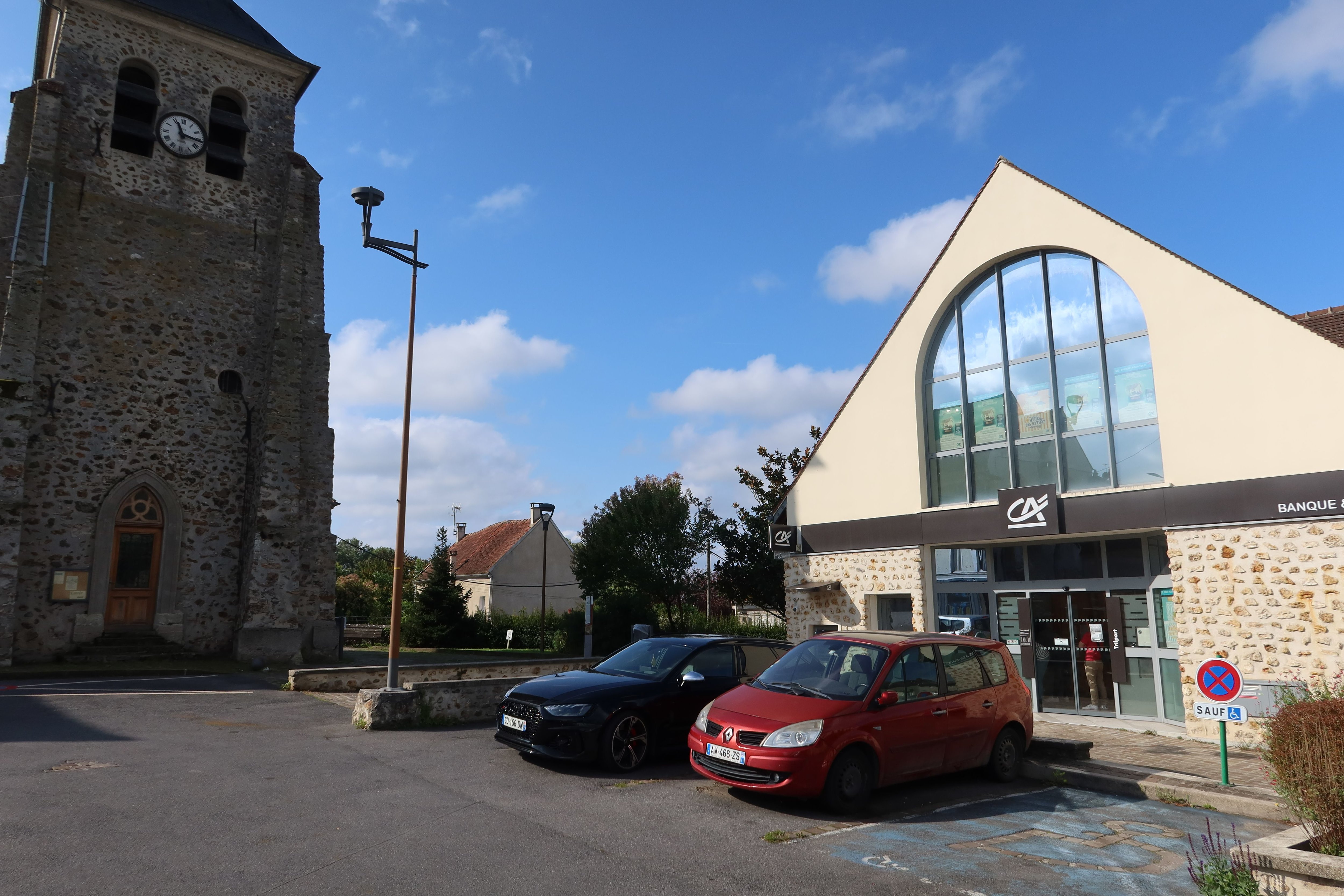 Trilport, mardi 17 septembre 2024. Un homme a donné plusieurs coups de couteau à son ancienne compagne qu'il avait attendue devant l'agence bancaire face à l'église Saint-Pierre-Saint-Paul. LP/Sébastien Roselé