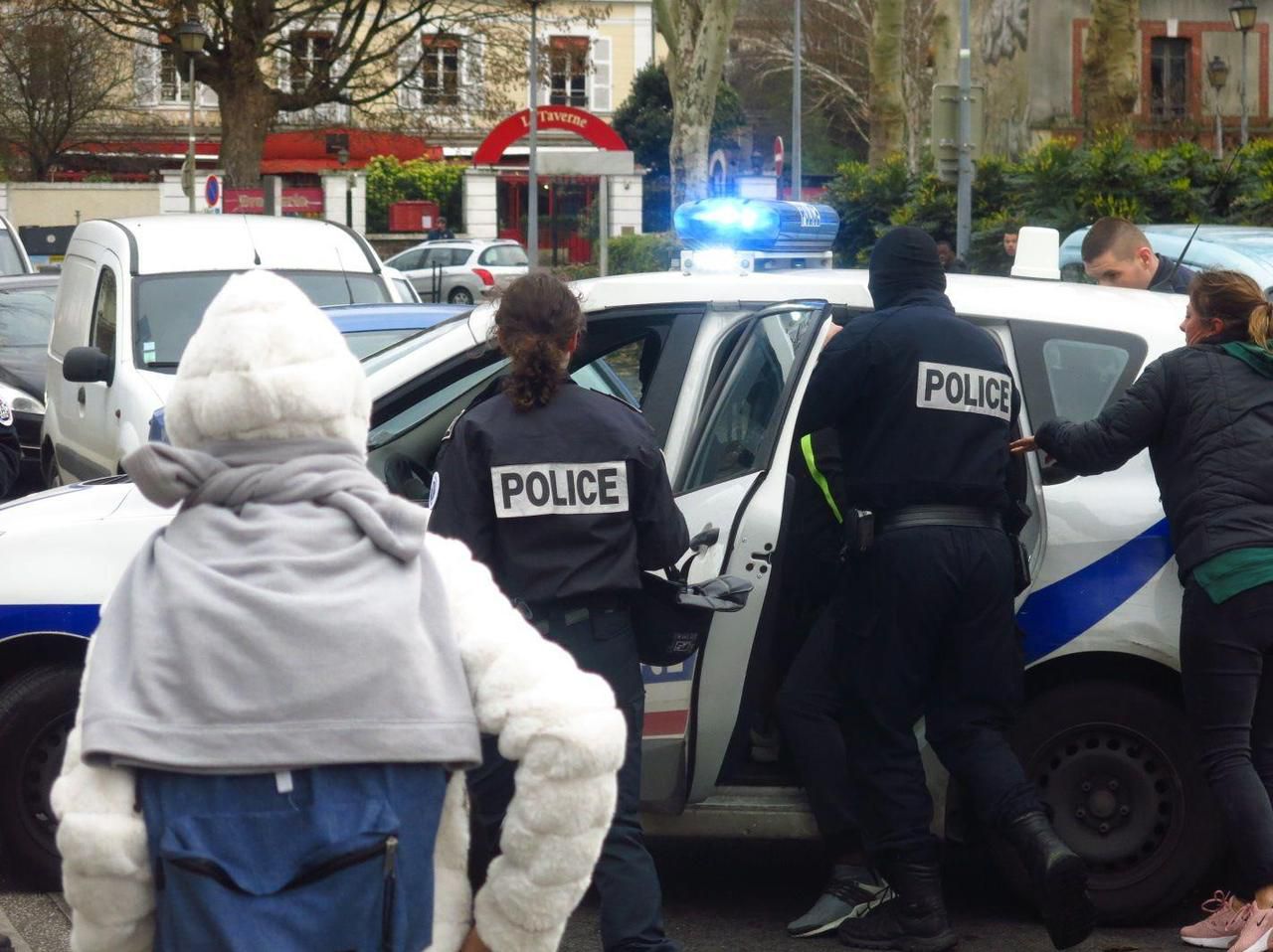 Trois jeunes ont été condamnés à cinq mois de prison avec sursis après avoir été interpellés lundi devant un lycée à Yerres (Illustration). LP/A.A.