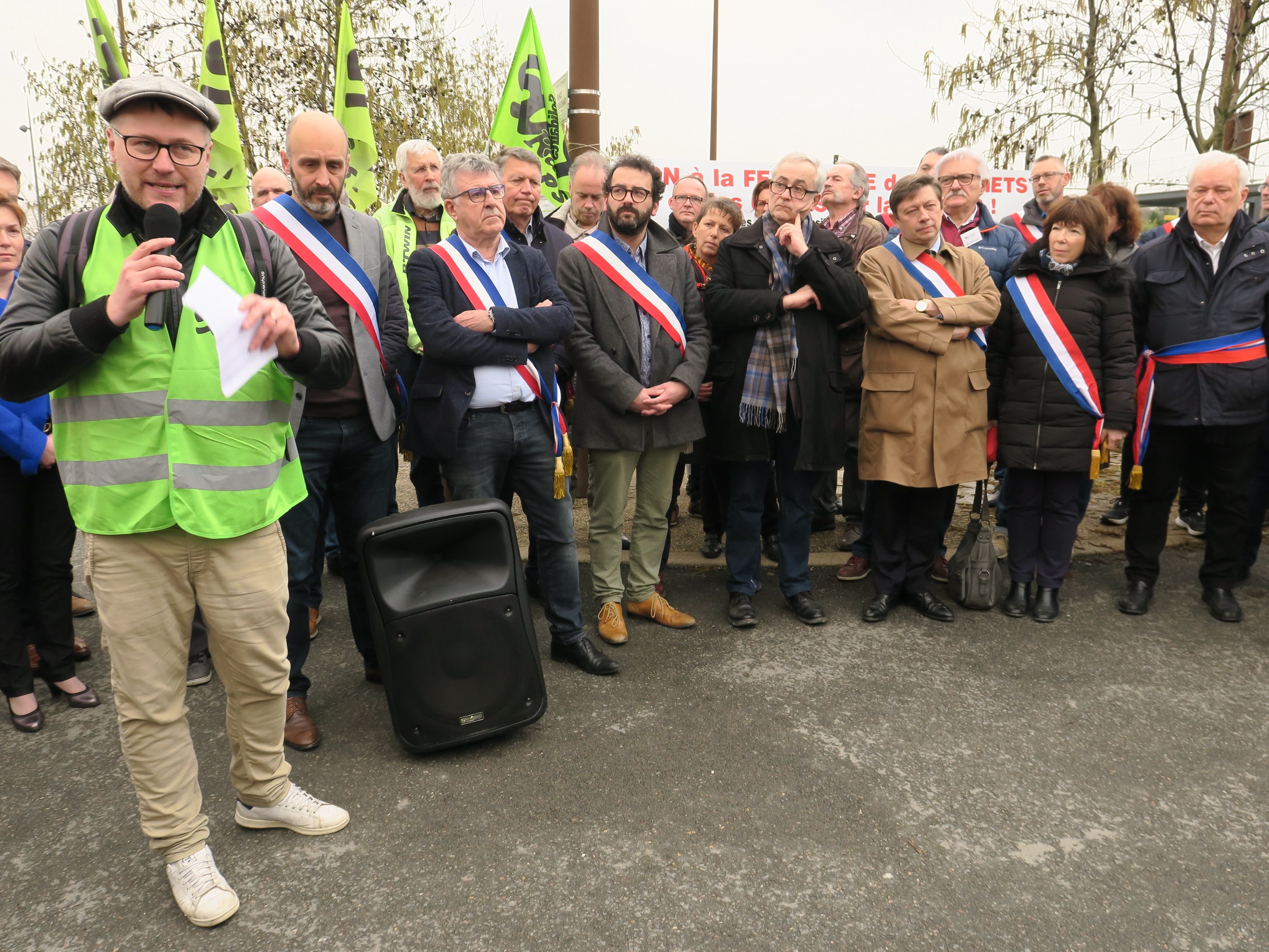 Moret-sur-Loing, ce mardi. Elus, usager et syndicats se sont joints pour demander le maintien de l'ouverture des guichets dans les «petites» gares. LP/Faustine Léo