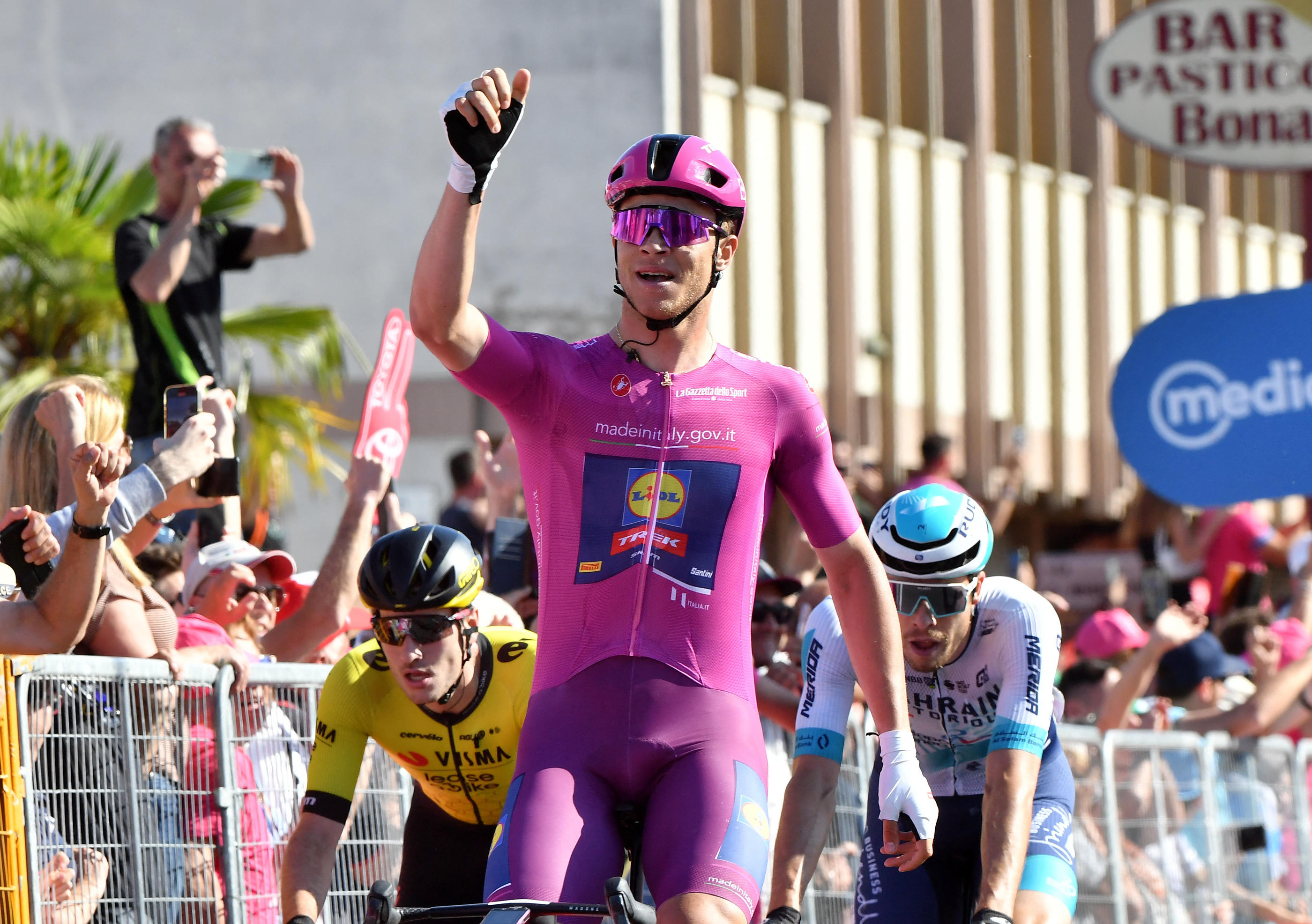 Et de trois victoires  d'étape pour l'Italien Jonathan Milan sur le Giro 2024. REUTERS/Jennifer Lorenzini