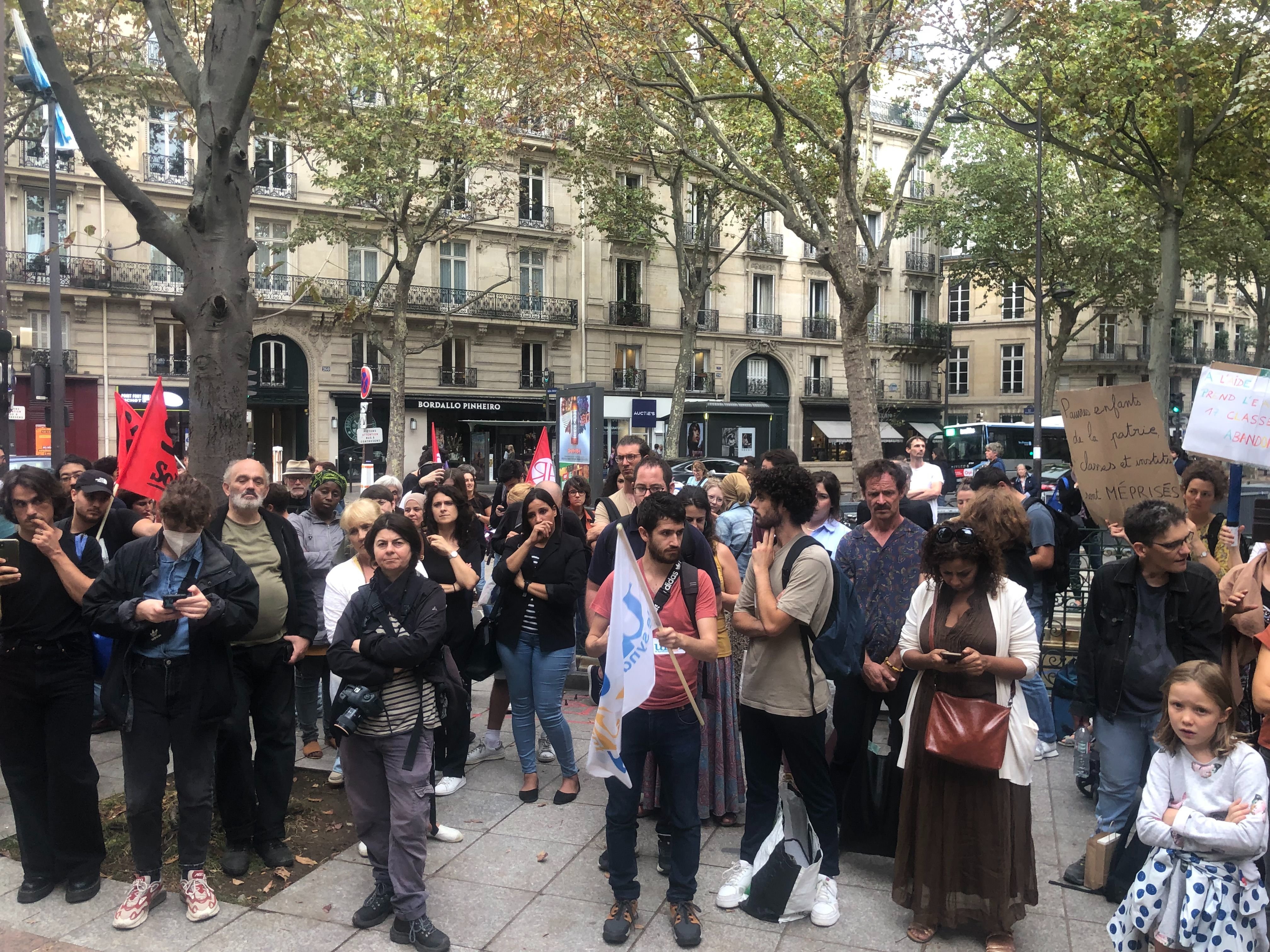Paris, 7ème arrondissement, ce mercredi. Près de 200 personnes se sont rassemblées près du ministère de l'Education nationale pour réclamer plus de moyens pour l'éducation dans le 93.