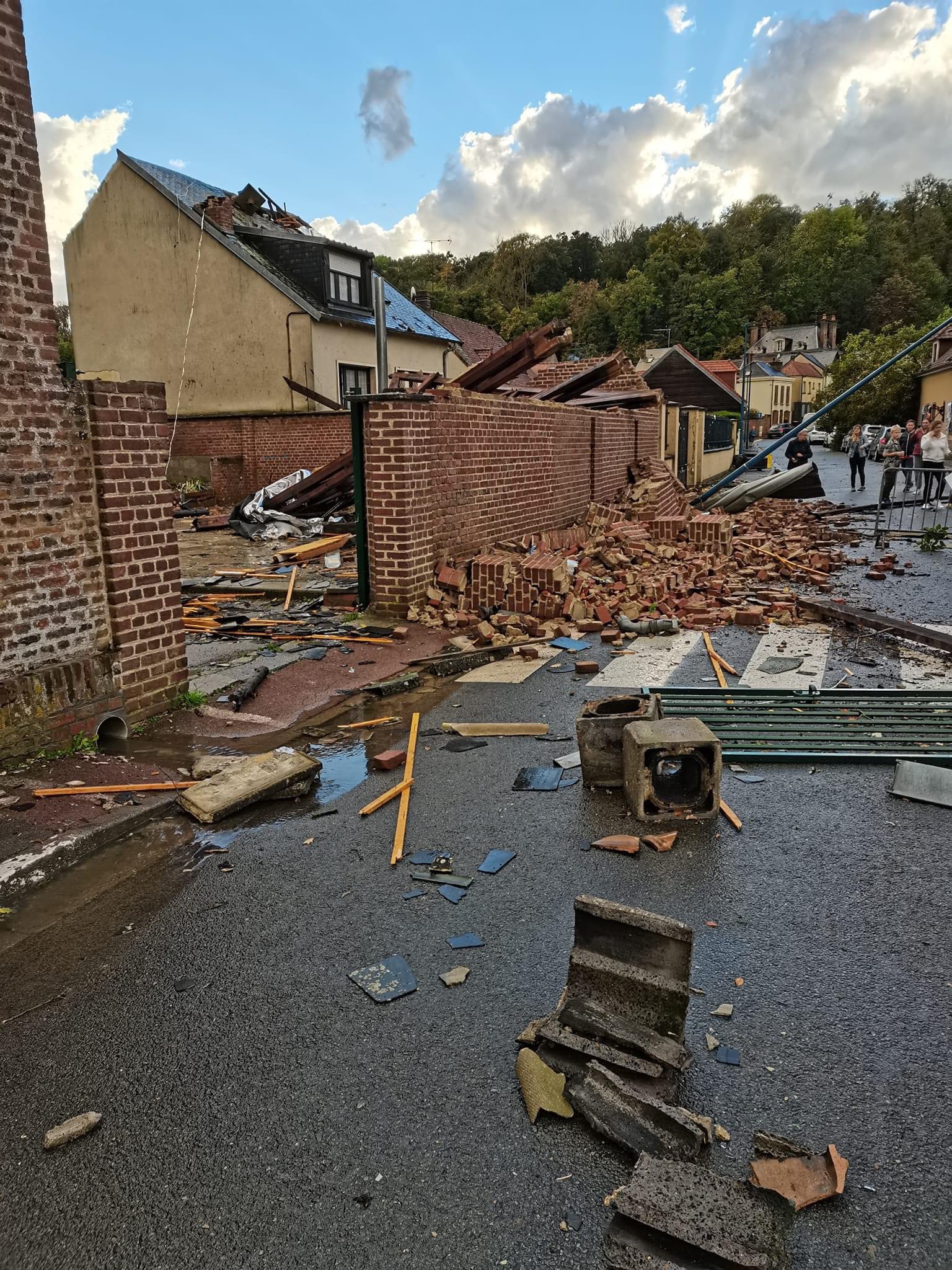 Les dégâts dans la petite commune de Conty, dans la Somme, sont impressionnants selon les photos publiées par les habitants sur les réseaux sociaux. (Capture d'écran Facebook)