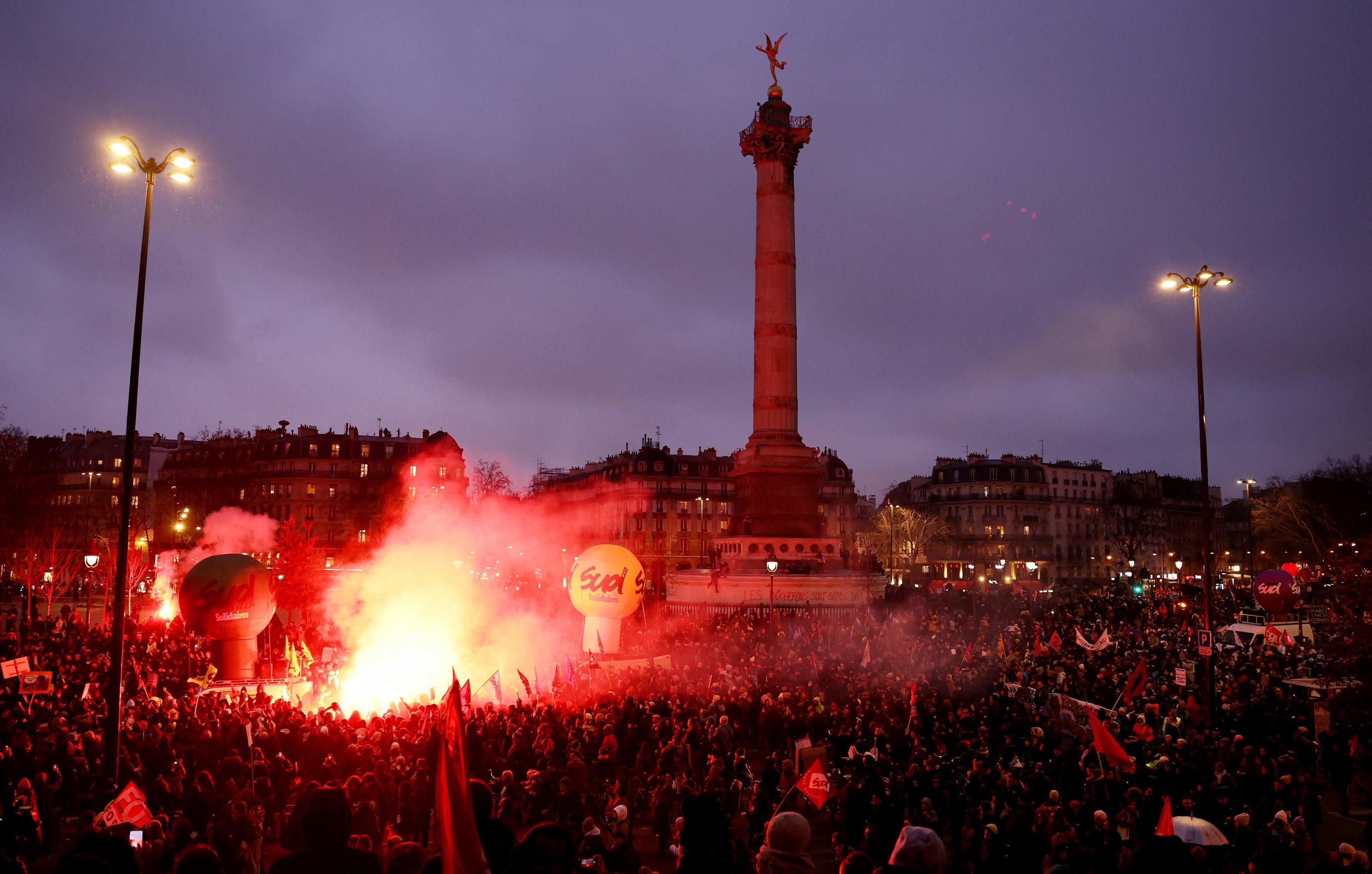 Des manifestants sont rassemblés sur la Place de la Bastille, à Paris, le 19 janvier 2023. AFP/Thomas Samson