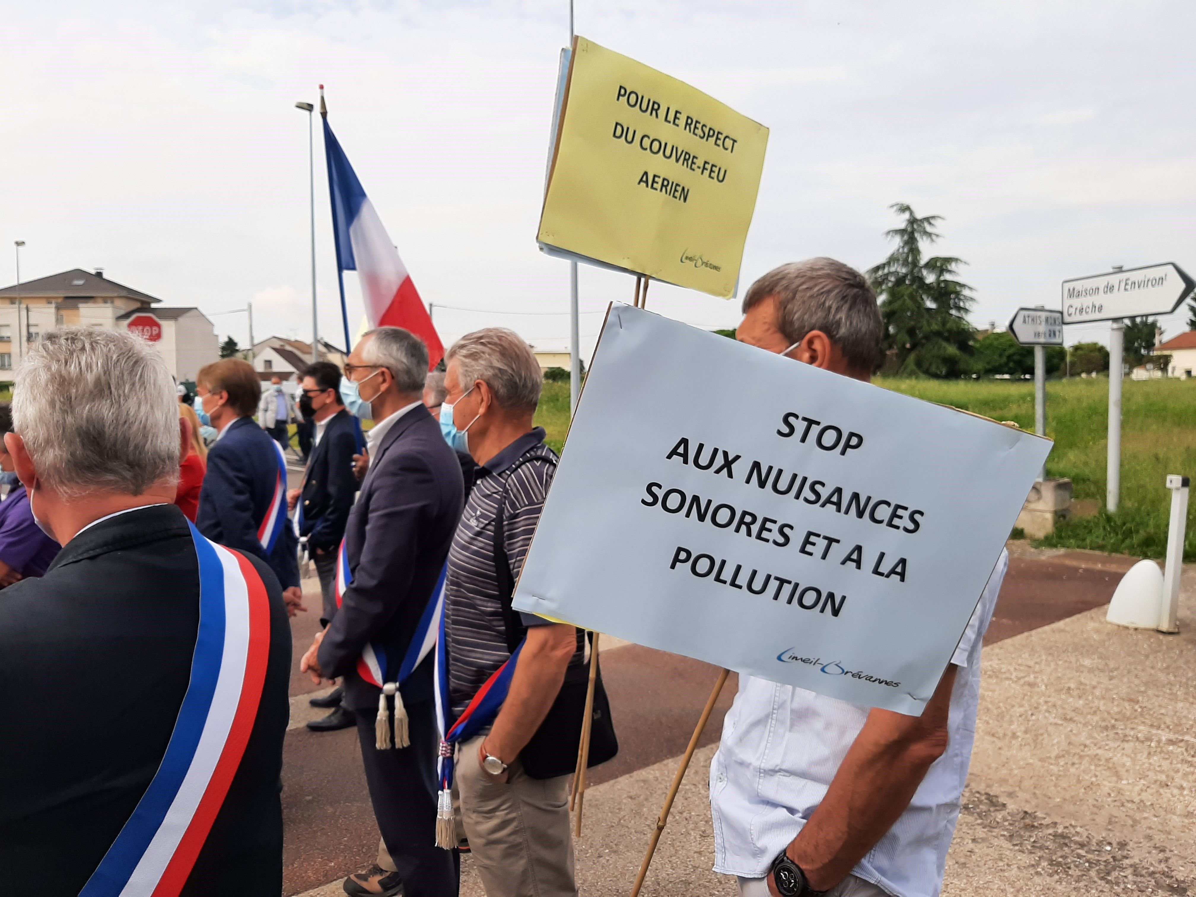 Athis-Mons (Essonne), le 3 juin 2021. Manifestation d'élus franciliens à l'appel du réseau Drapo devant la Maison de l'environnement de l'aéroport Paris-Orly. LP/Marine Legrand