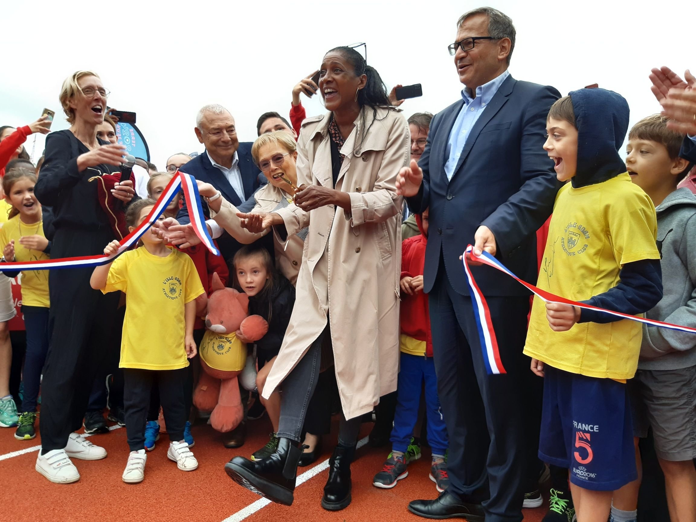 L'Isle-Adam, ce samedi. Venue inaugurer la nouvelle piste d'athlétisme, qui porte désormais son nom, la triple championne olympique Marie-José Pérec a répondu avec le sourire aux nombreuses sollicitations. LP/C.L.