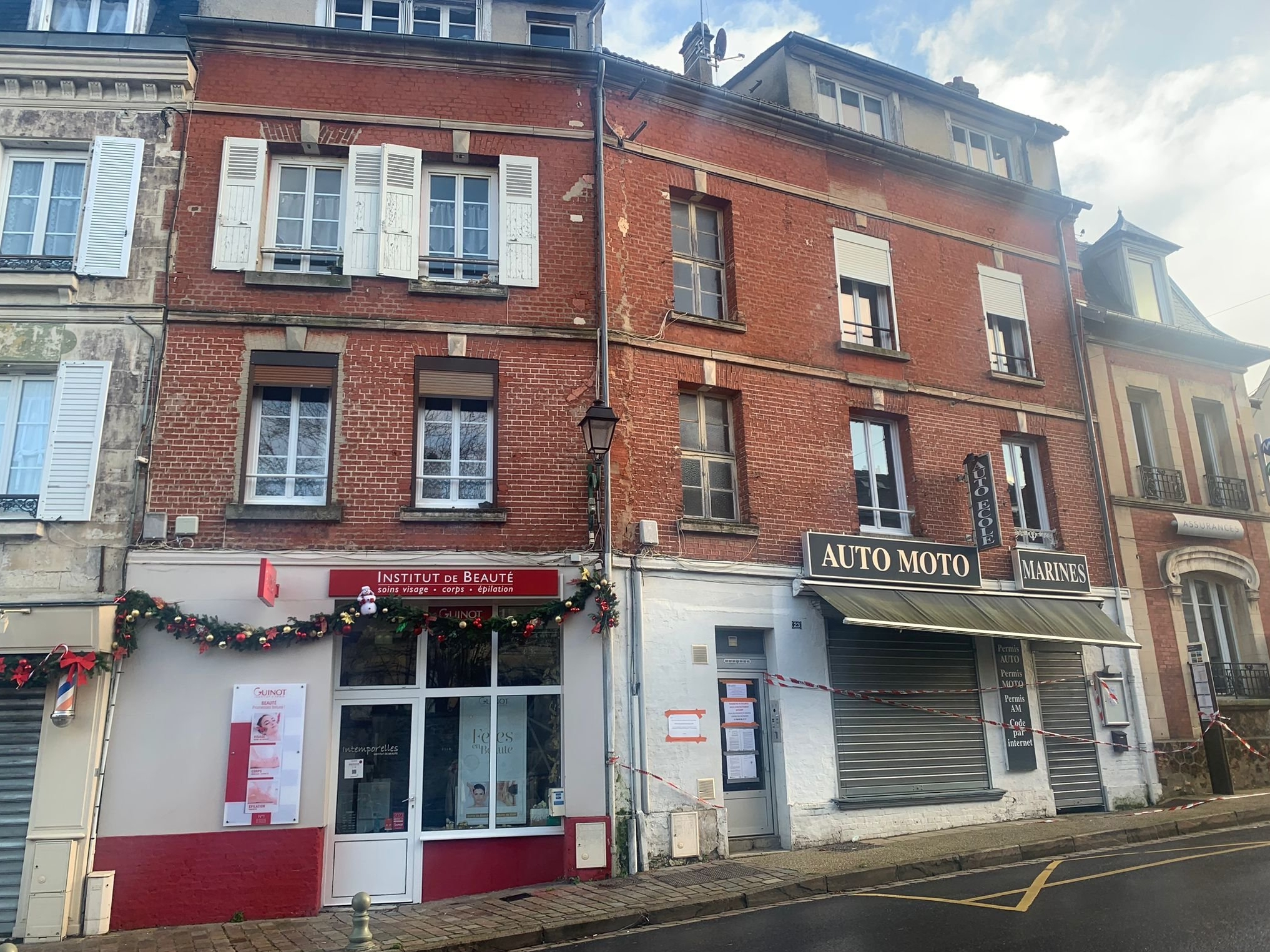 Marines (Val-d'Oise), ce mardi 28 novembre. L'évacuation de cet immeuble, place Peyron, a aussi entraîné la fermeture des commerces alentour et de la route principale. LP/Candice Doussot