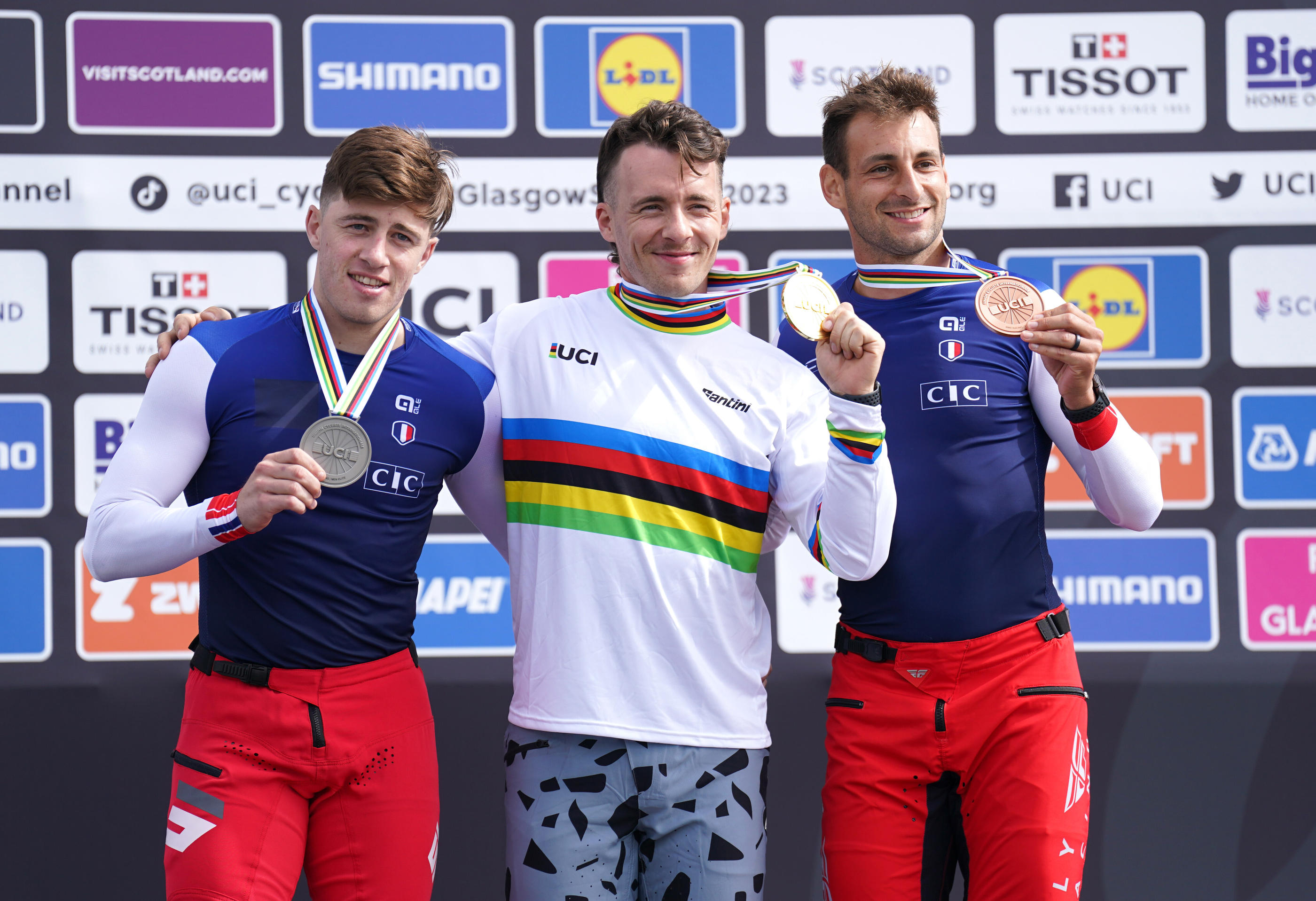 Arthur Pilard, ici à gauche, avec Romain Mahieu et Joris Daudet lors du triplé des Mondiaux de Glasgow en 2023. Icon Sport/PA Images