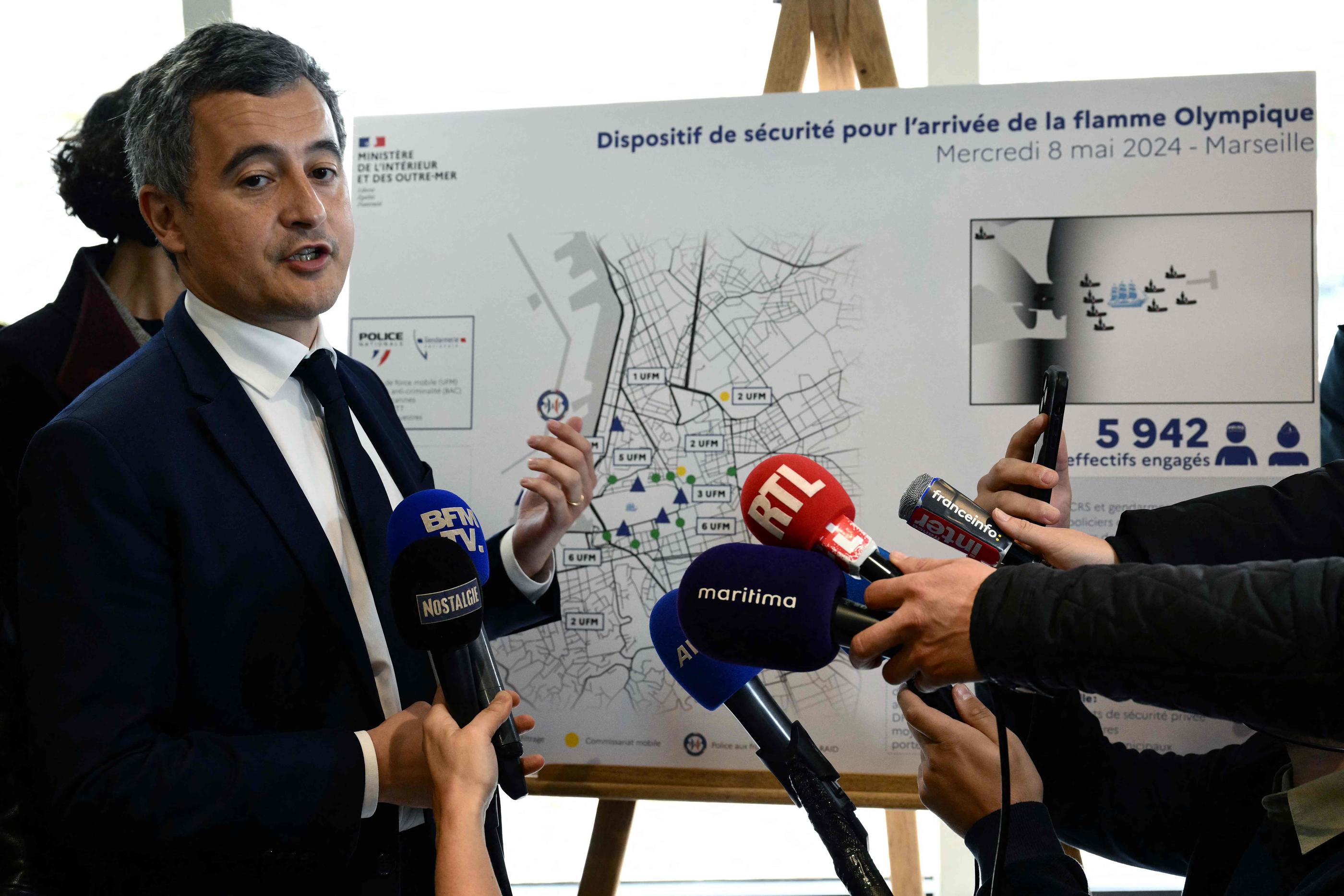 En déplacement à Marseille, le ministre de l'Intérieur a décrit le "périmètre de sécurité" dressé au niveau du Vieux-Port et aux alentours. AFP/CHRISTOPHE SIMON
