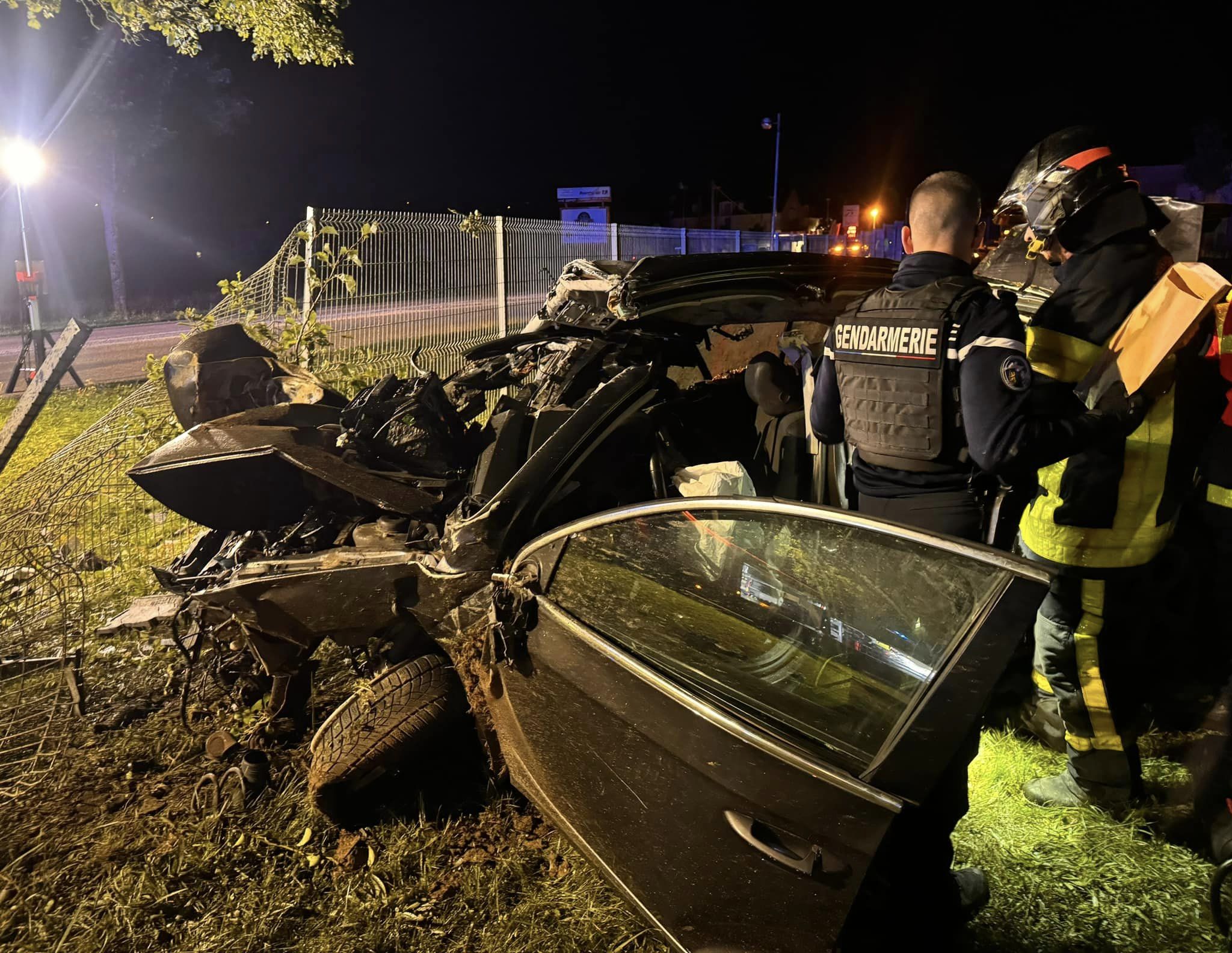 La violence du choc a plié la voiture et sectionné l'arbre dans lequel elle s'était encastrée. Facebook/Benoit Vuillemin