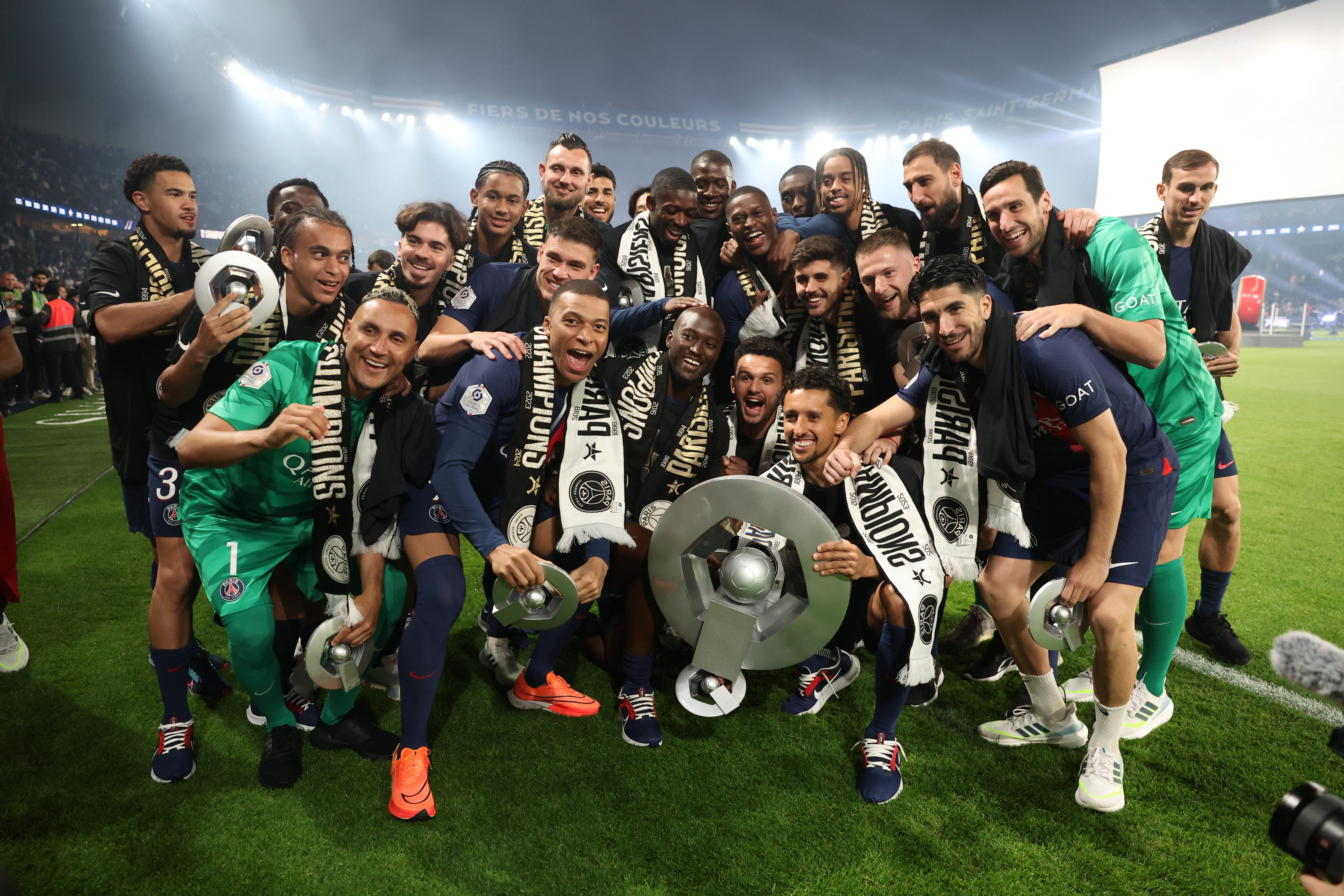 Cinq jours après l'élimination en Ligue des champions, les Parisiens ont fêter leur titre de champion de France, sans effusion. PHOTO LE PARISIEN / ARNAUD JOURNOIS