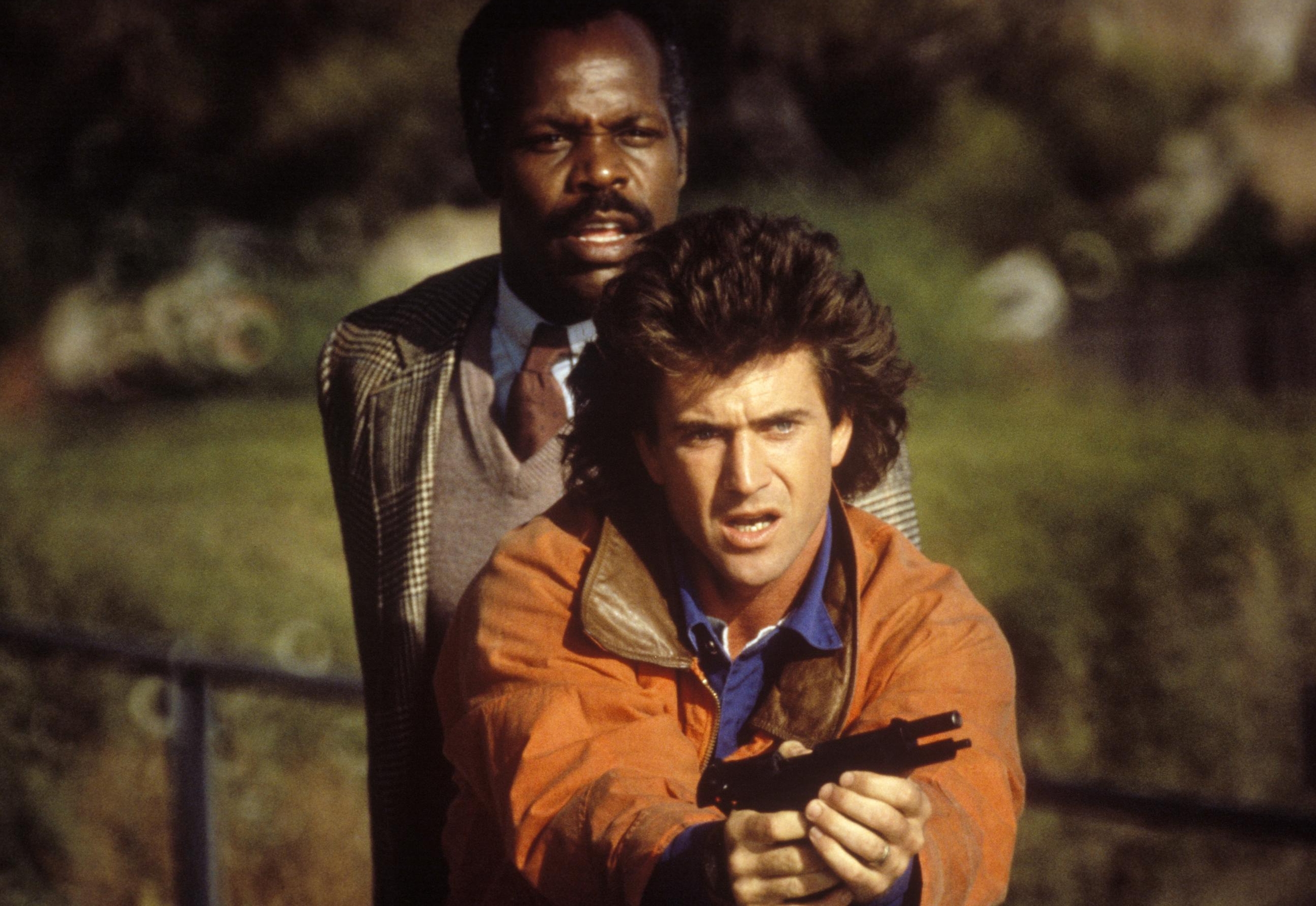 Mel Gibson et Danny Glover en duo de flics improbables et aux aspirations contradictoires dans «L’Arme fatale», film qui mêle à la perfection humour et cascades. Warner Bros