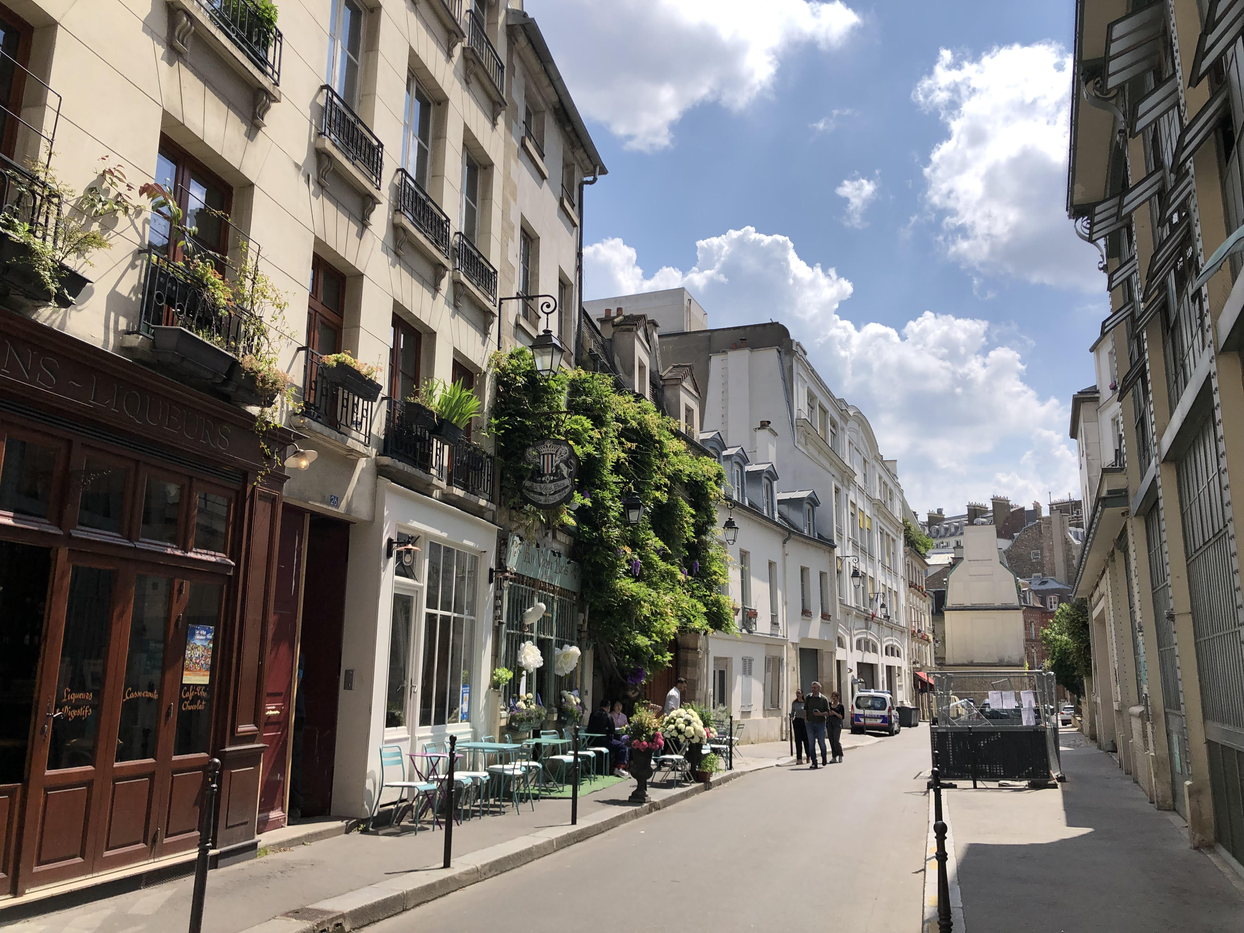 La rue Chanoinesse, dans le IVe arrondissement de Paris, est un havre de paix au milieu du tumulte de l'île de la Cité. LP/Théo Uhart