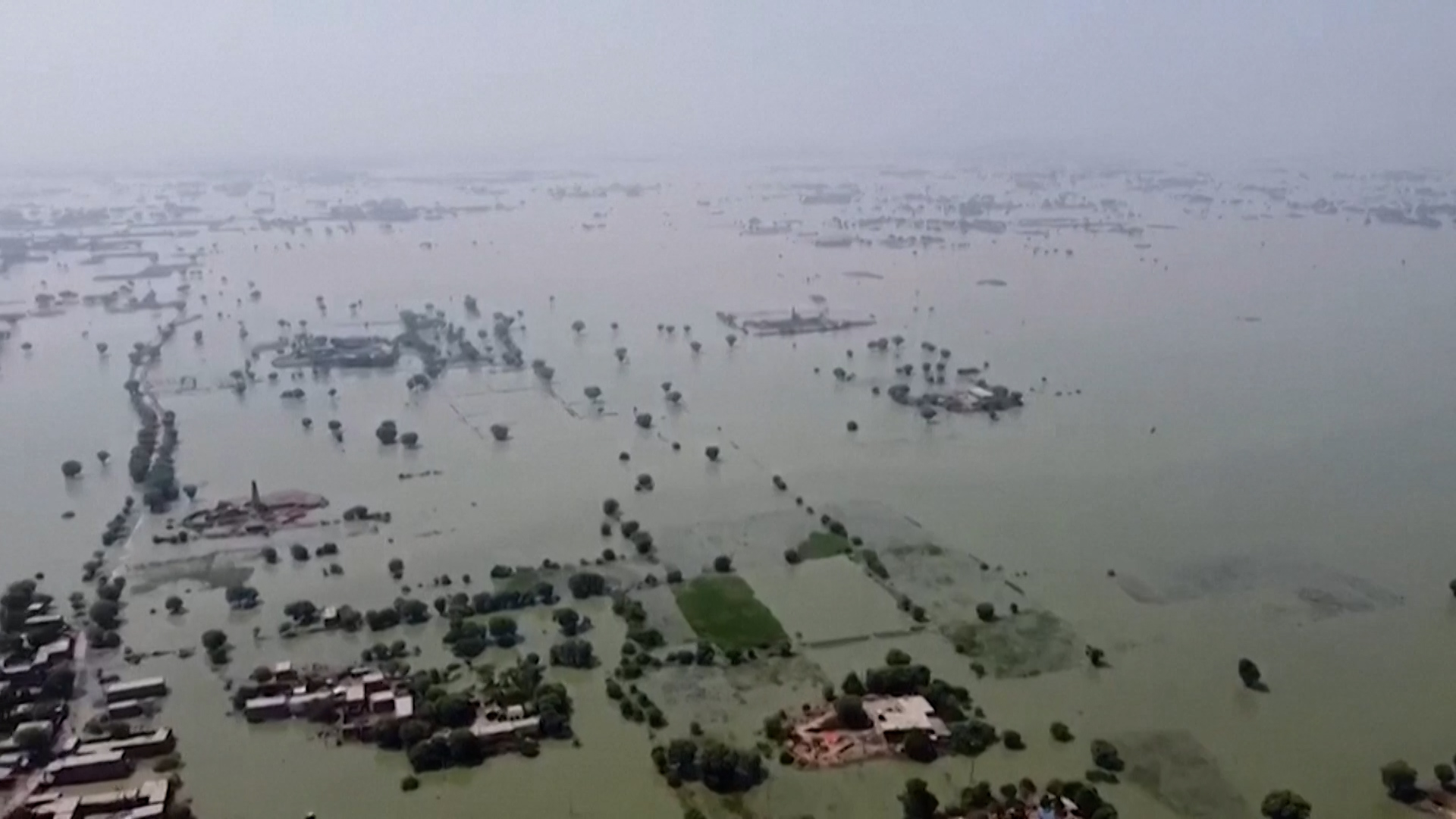 Le bilan des inondations sans précédent au Pakistan s'élève à plus de 1130 morts. Près d'un tiers du pays est sous les eaux. Plus de 33 millions de personnes, soit un Pakistanais sur sept, ont été affectées par ces inondations.