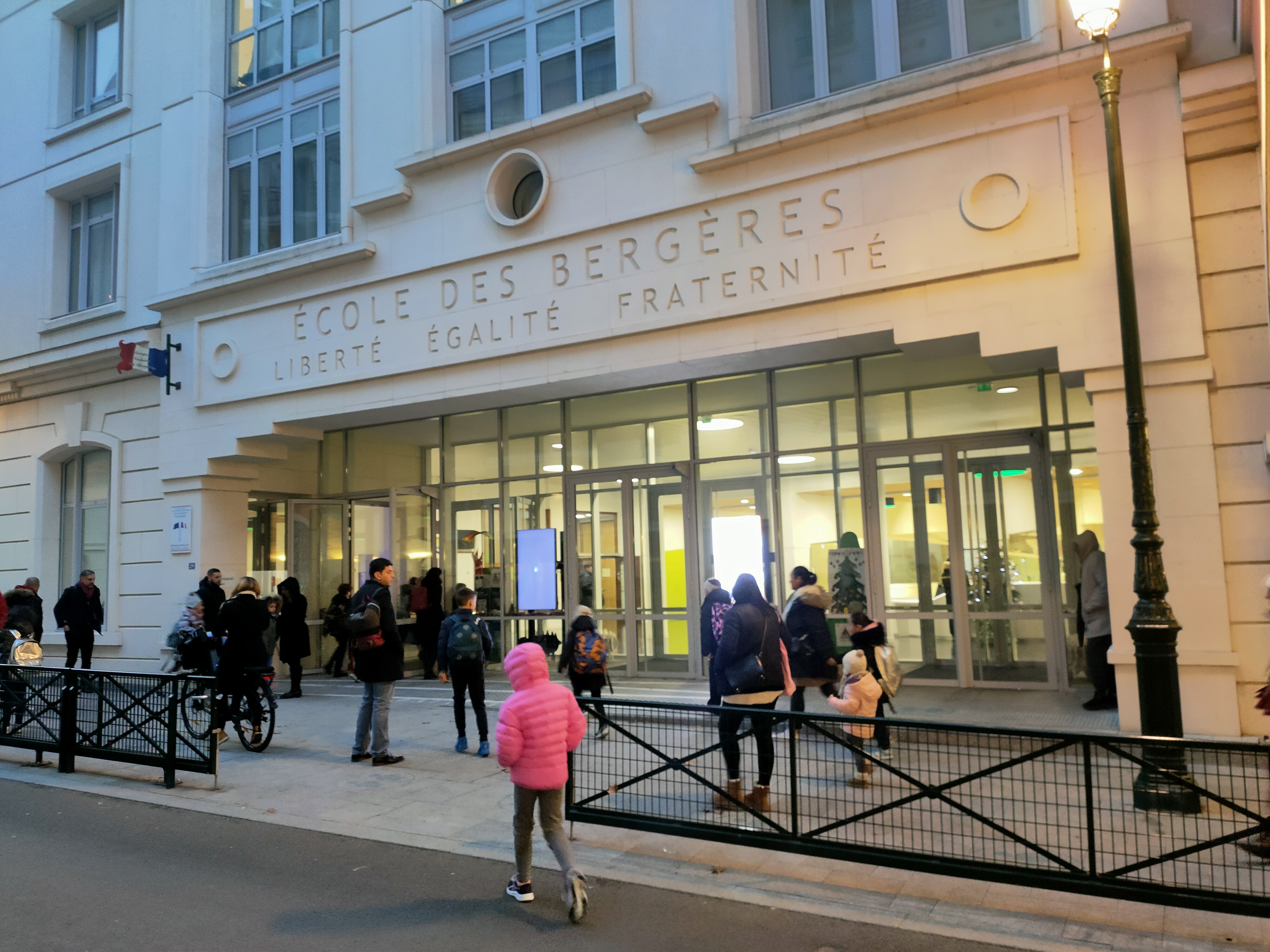 Puteaux (Hauts-de-Seine), le 7 décembre. Les parents d'élèves de l'école primaire des Bergères se disent plutôt favorables au port de l'uniforme. LP/Maxime Ducher