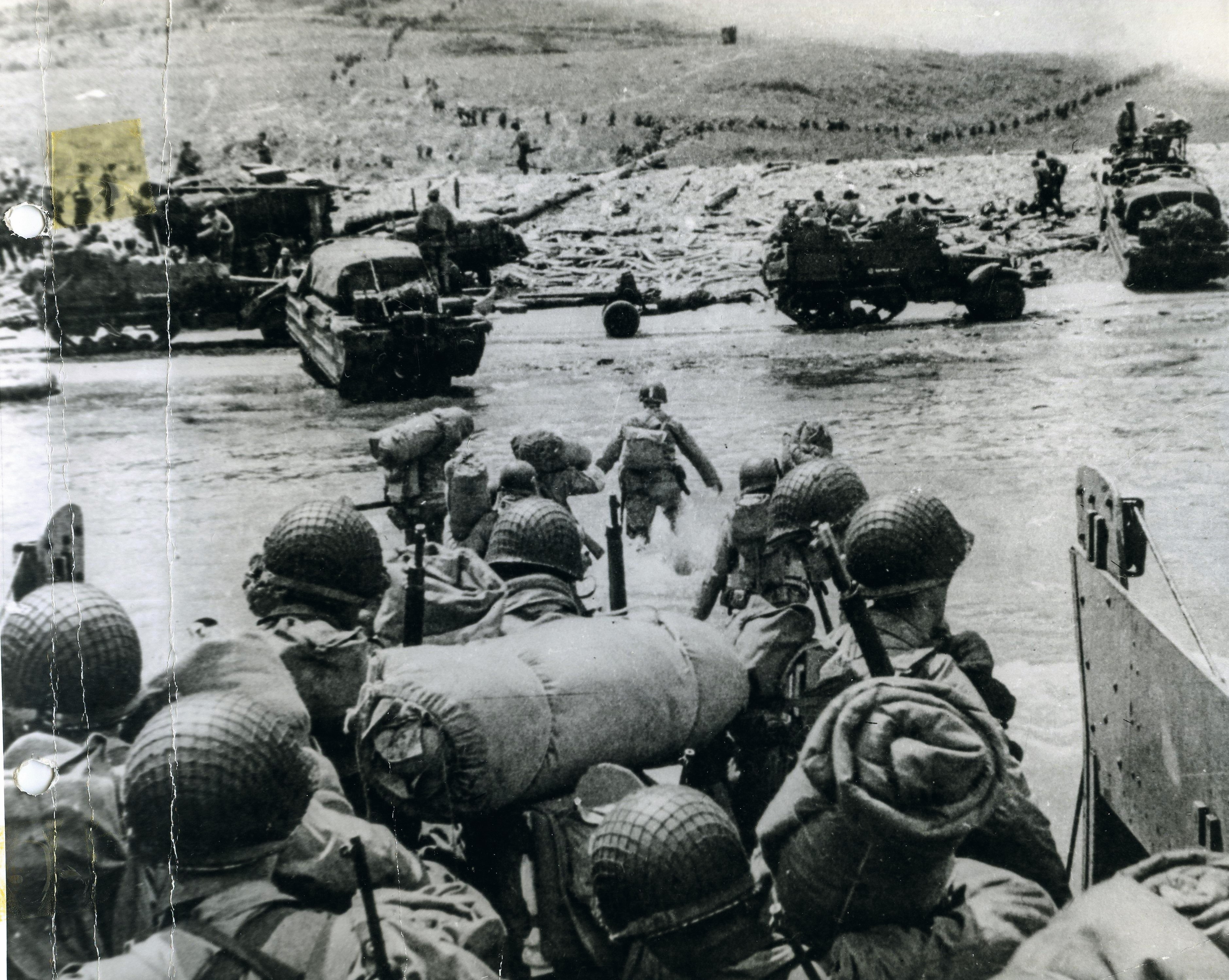 Le 6 juin 1944, 132 000 hommes débarquent sur cinq plages normandes. C’est le début de la Libération de la France. U.S. Army Signal Corps Photographs of Military Activity