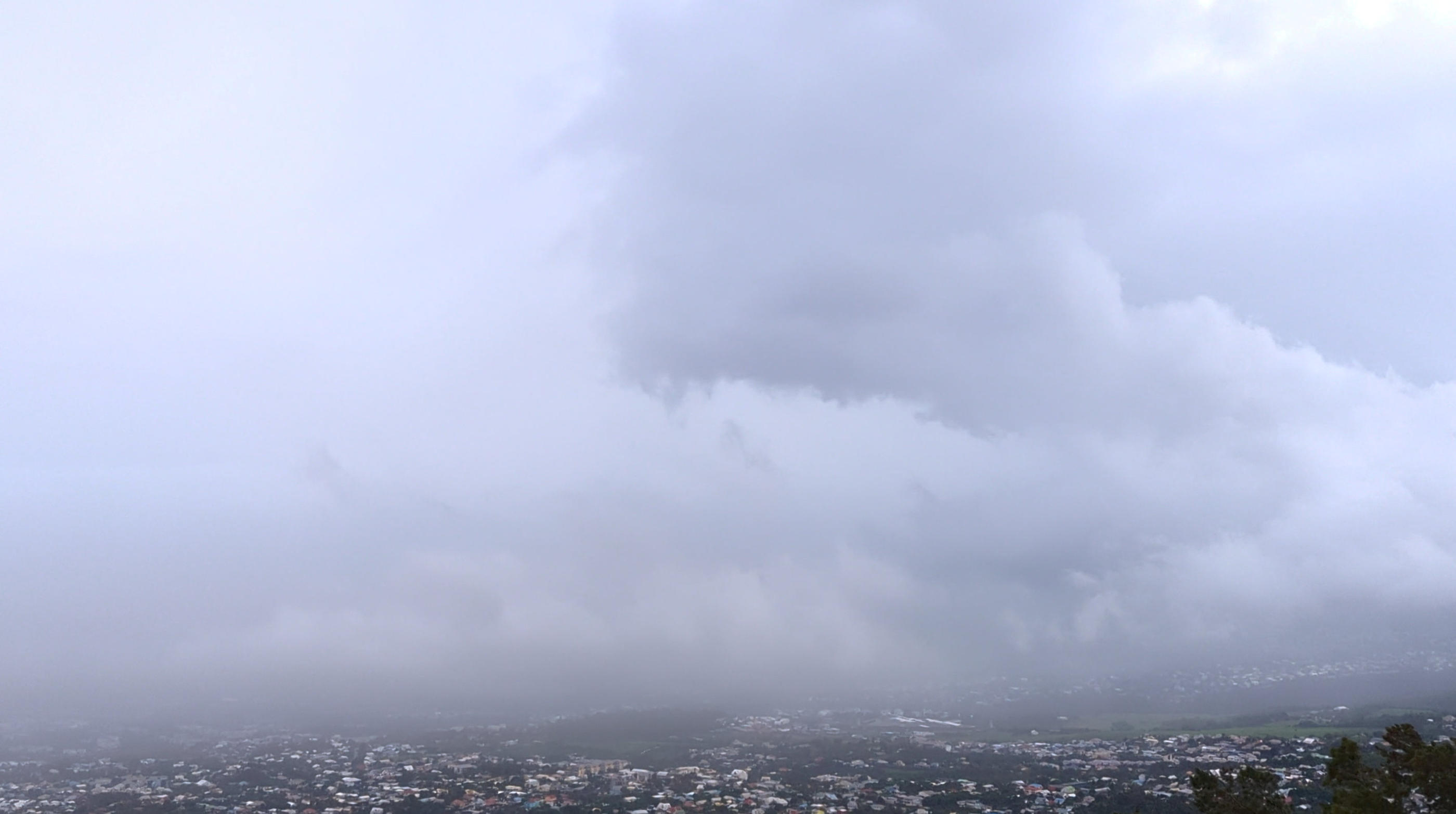 Des nuages de pluies dans le ciel de La Réunion qui s'est trouvée lundi dans l’œil du cyclone Belal. Reuters/Julien Eyraud