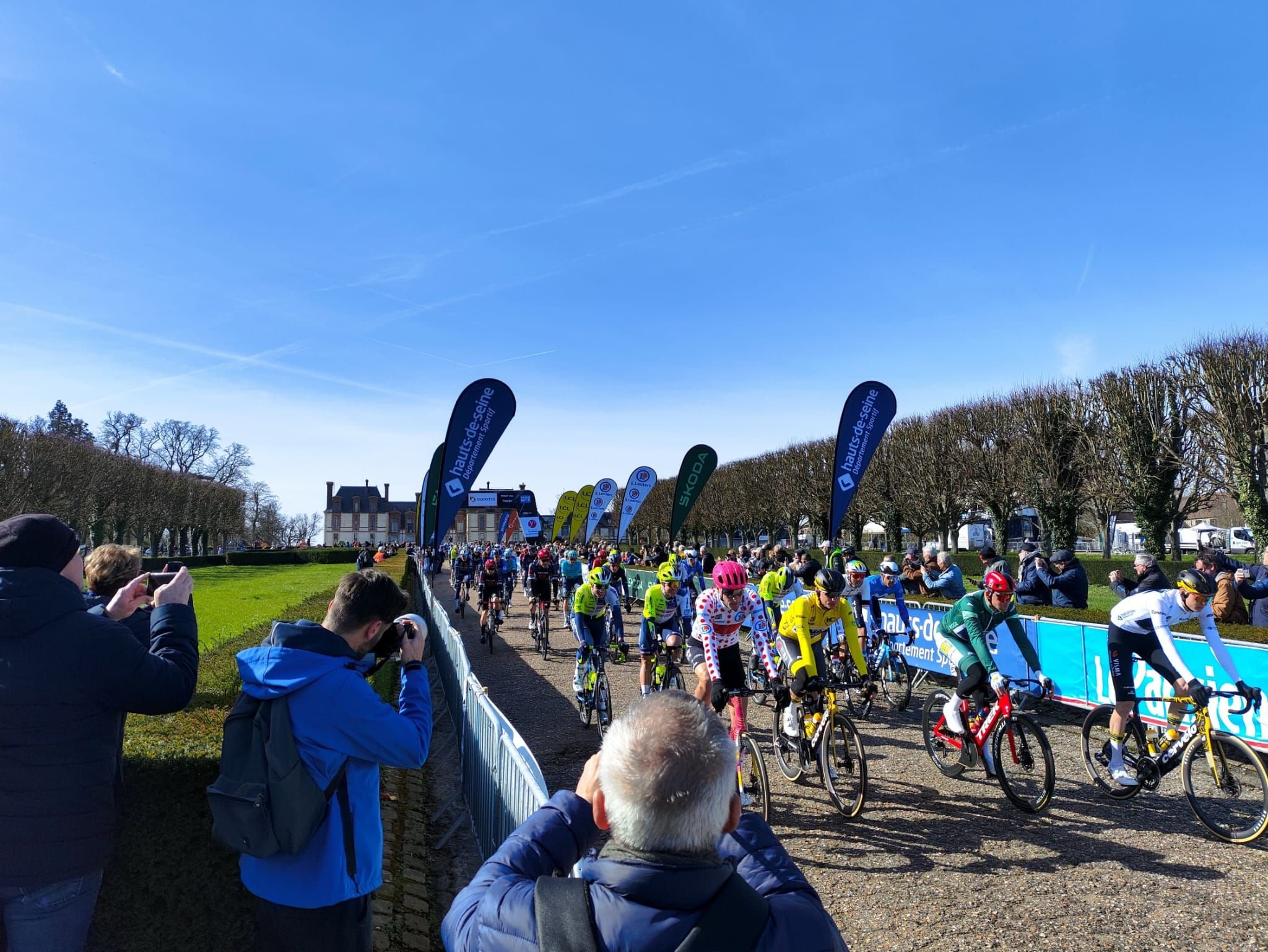 Thoiry (Yvelines), lundi 4 mars. Les 154 coureurs du Paris-Nice se sont élancés du village yvelinois pour cette deuxième étape de 179 km jusqu'à Montargis (Loiret).