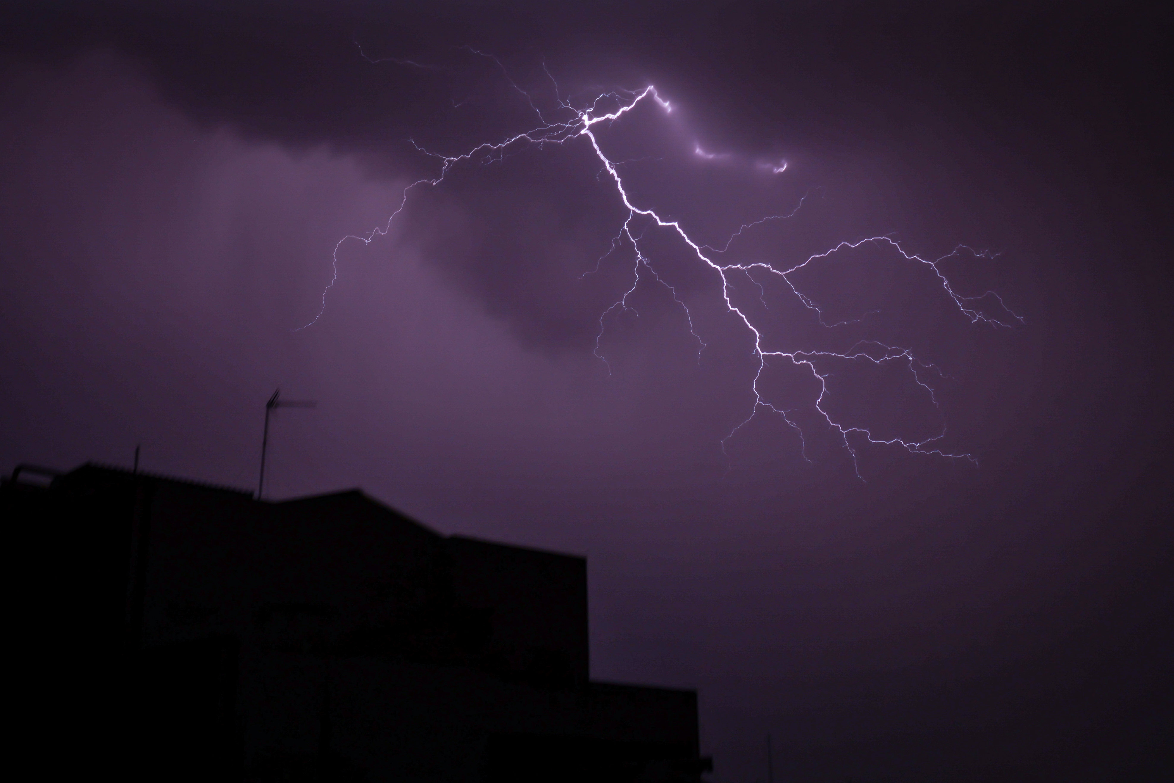 Paris et l'Ile-de-France sont à nouveau placées en alerte orange pour les orages mercredi soir et jeudi. LP/Frédéric Dugit