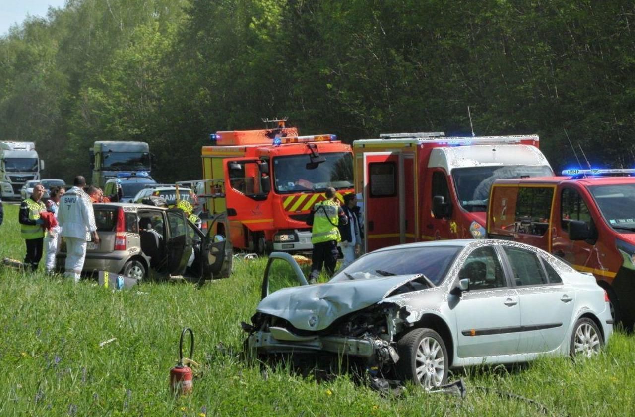 <b></b> Châtres, vendredi 27 avril 2018. Un choc frontal a eu lieu vendredi en fin de matinée au croisement de la N36 et de la D144. Le conducteur d’un des deux véhicules (au fond) est dans un état grave. 