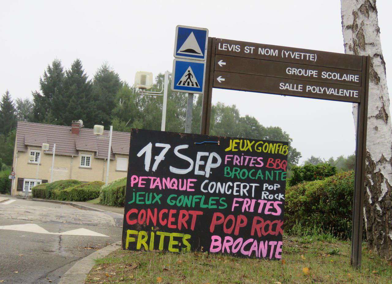 <b></b> Lévis-Saint-Nom, ce dimanche matin. Un toboggan gonflable s’est renversé samedi soir, lors de la fête communale, entraînant les enfants dans sa chute. Le propriétaire de la structure a été remis en liberté ce dimanche, après une nuit de garde à vue. 