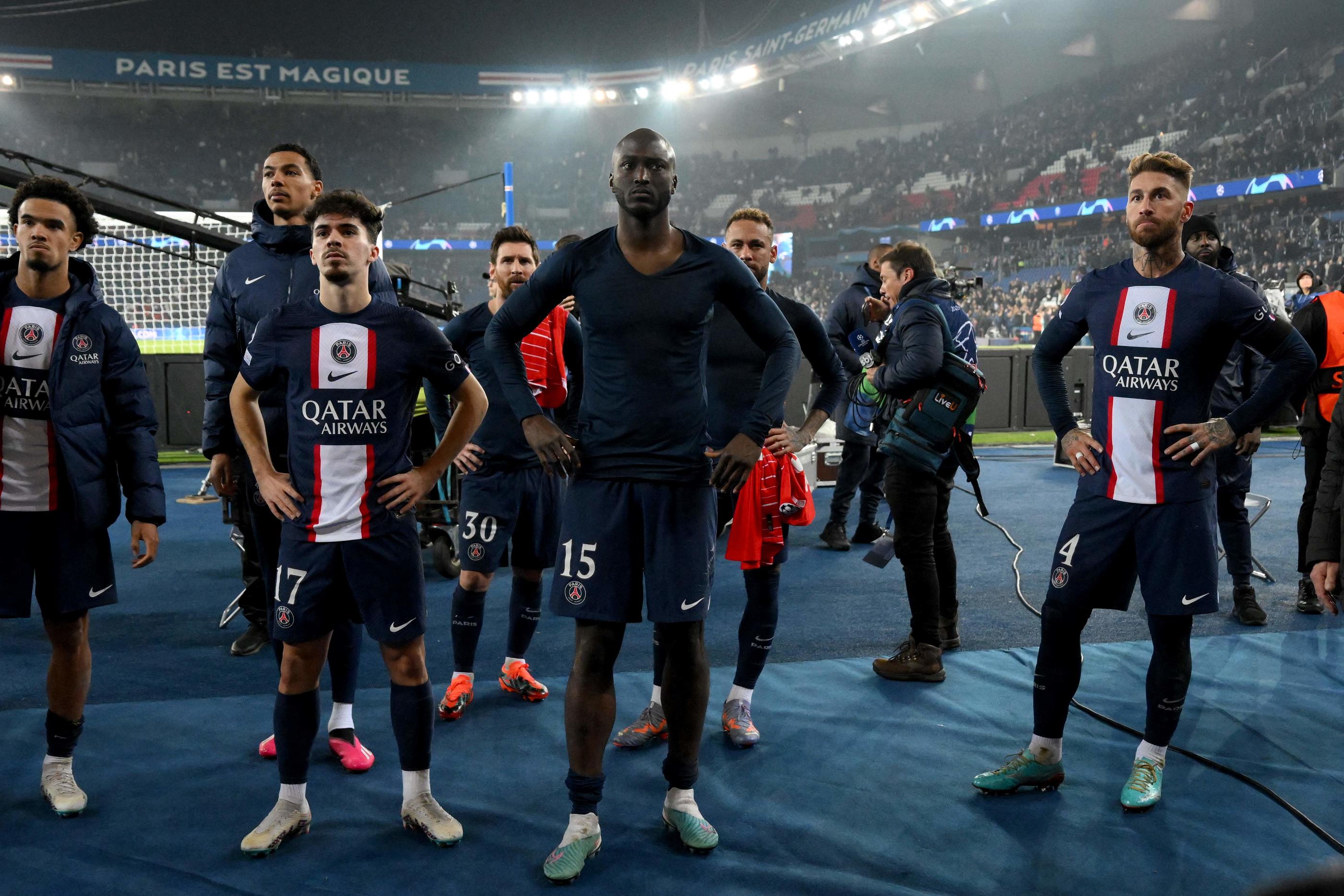 Sergio Ramos (à droite) et les Parisiens se sont présentés au pied du Virage Auteuil à l'issue de la défaite. Photo AFP/FRANCK FIFE