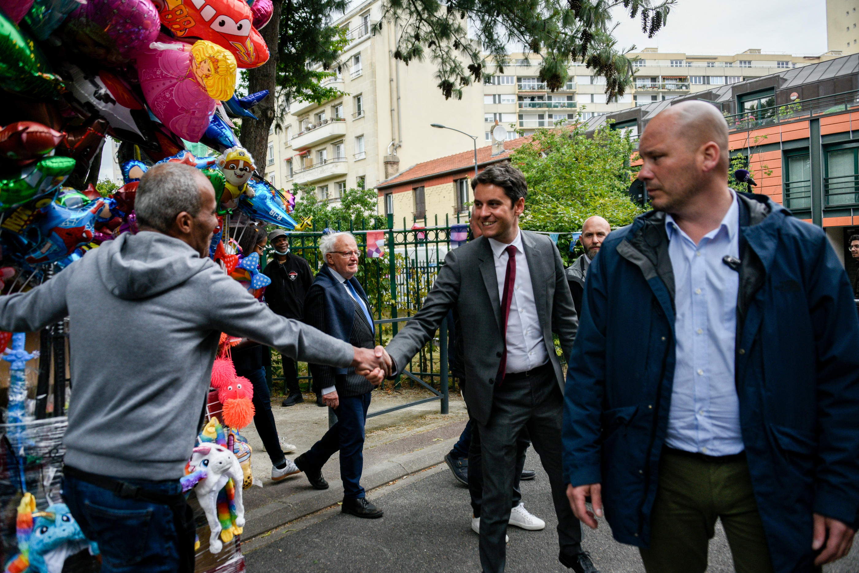 Gabriel Attal à la rencontre des habitants de Vanves (Hauts-de-Seine), ce samedi 15 juin 2024. AFP/Magali Cohen