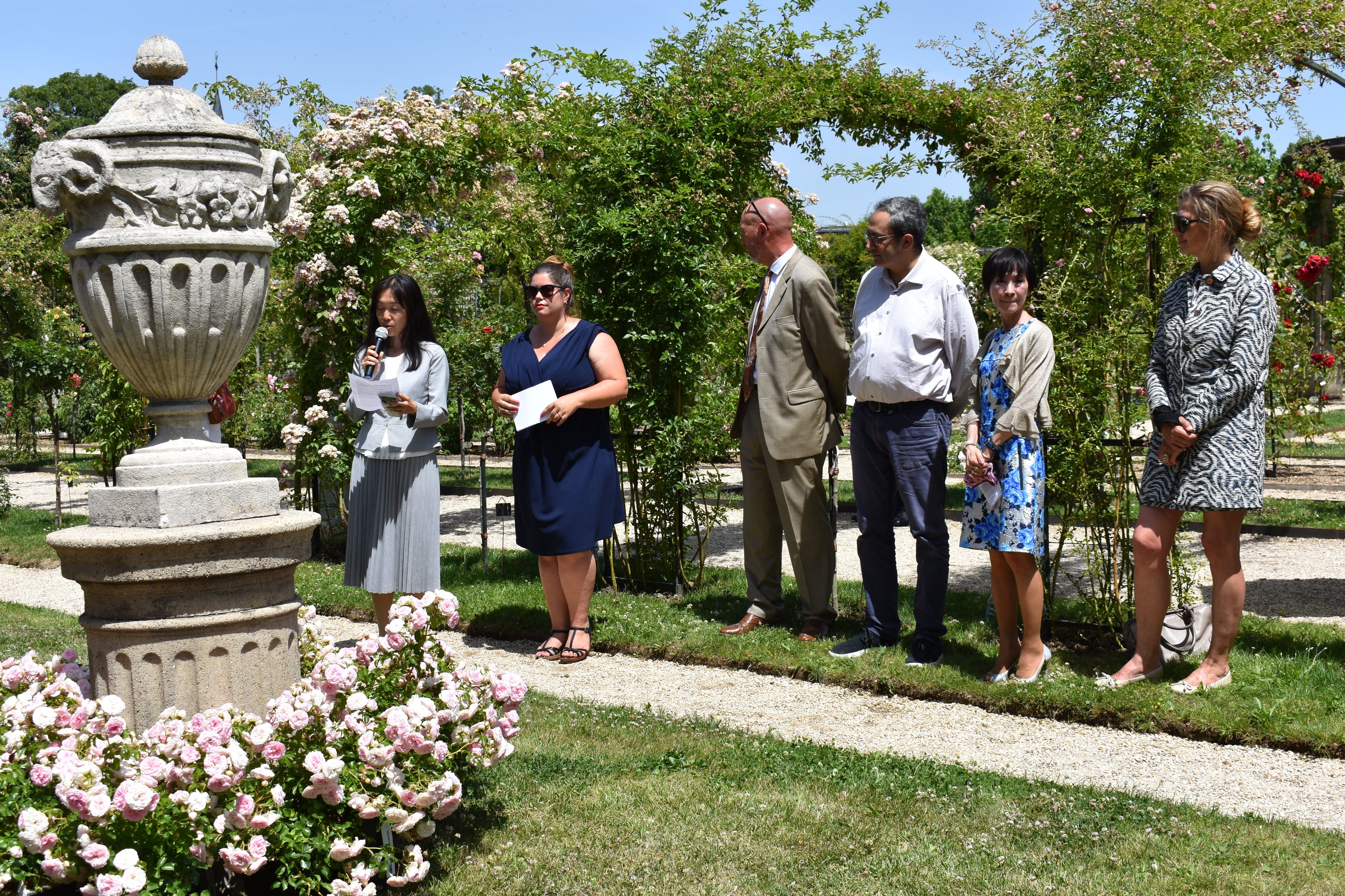 L’Haÿ-les-Roses (Val-de-Marne), ce vendredi 17 juin. À la roseraie, une nouvelle variété de roses est baptisée en présence de Izumi Takarada, Mélanie Nowak, Marc Staszewski, Frédéric Ktorza, Sakurako Nagira et Madame la Comtesse Jean de Foucaud (de gauche à droite). LP/Maxine Marchand