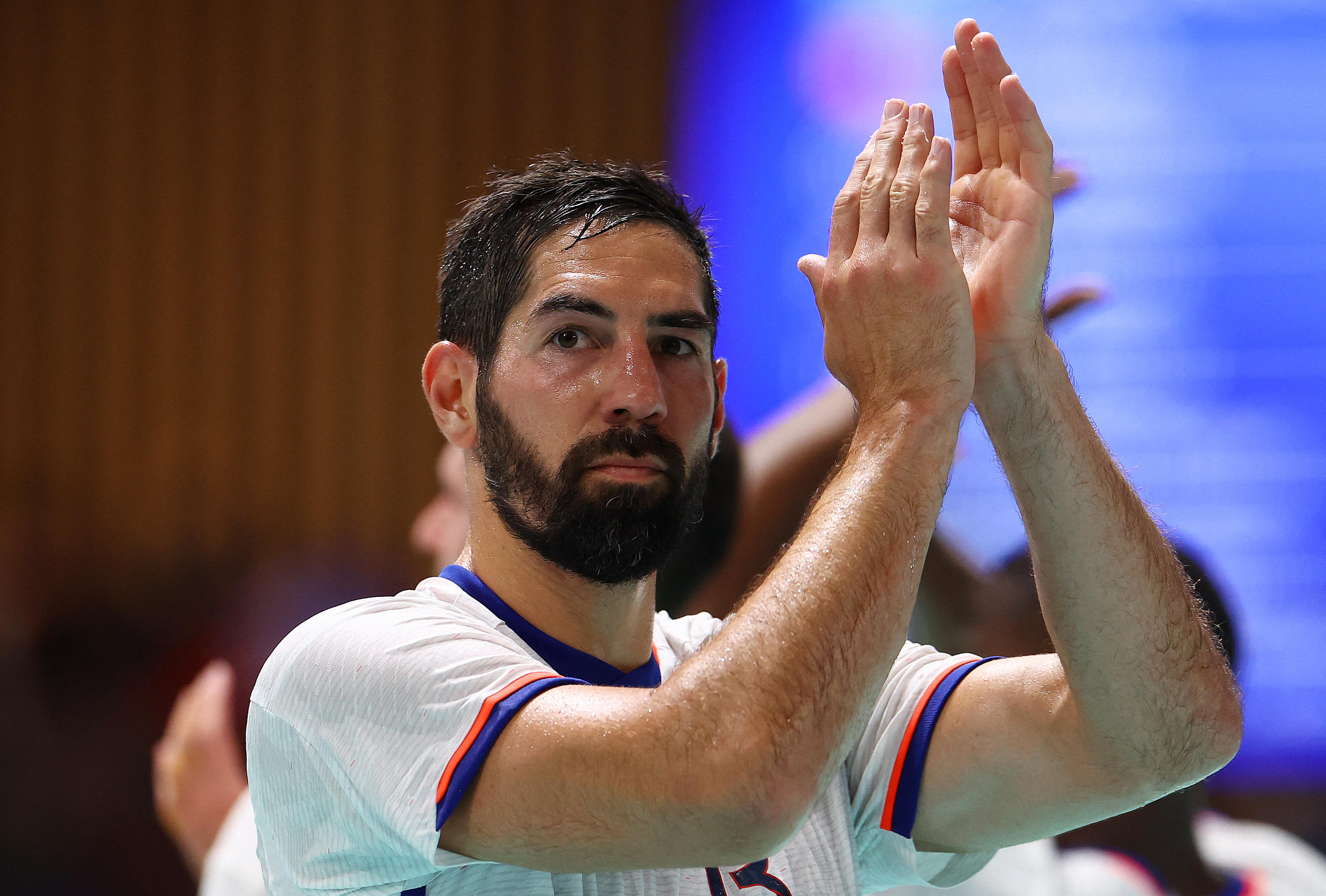 Champions olympiques en titre, Nikola Karabatic et les Bleus du hand ont bien mal lancé les Jeux de Paris. Ils ont été battus (29-37) par le Danemark en ouverture du tournoi. REUTERS/Bernadett Szabo