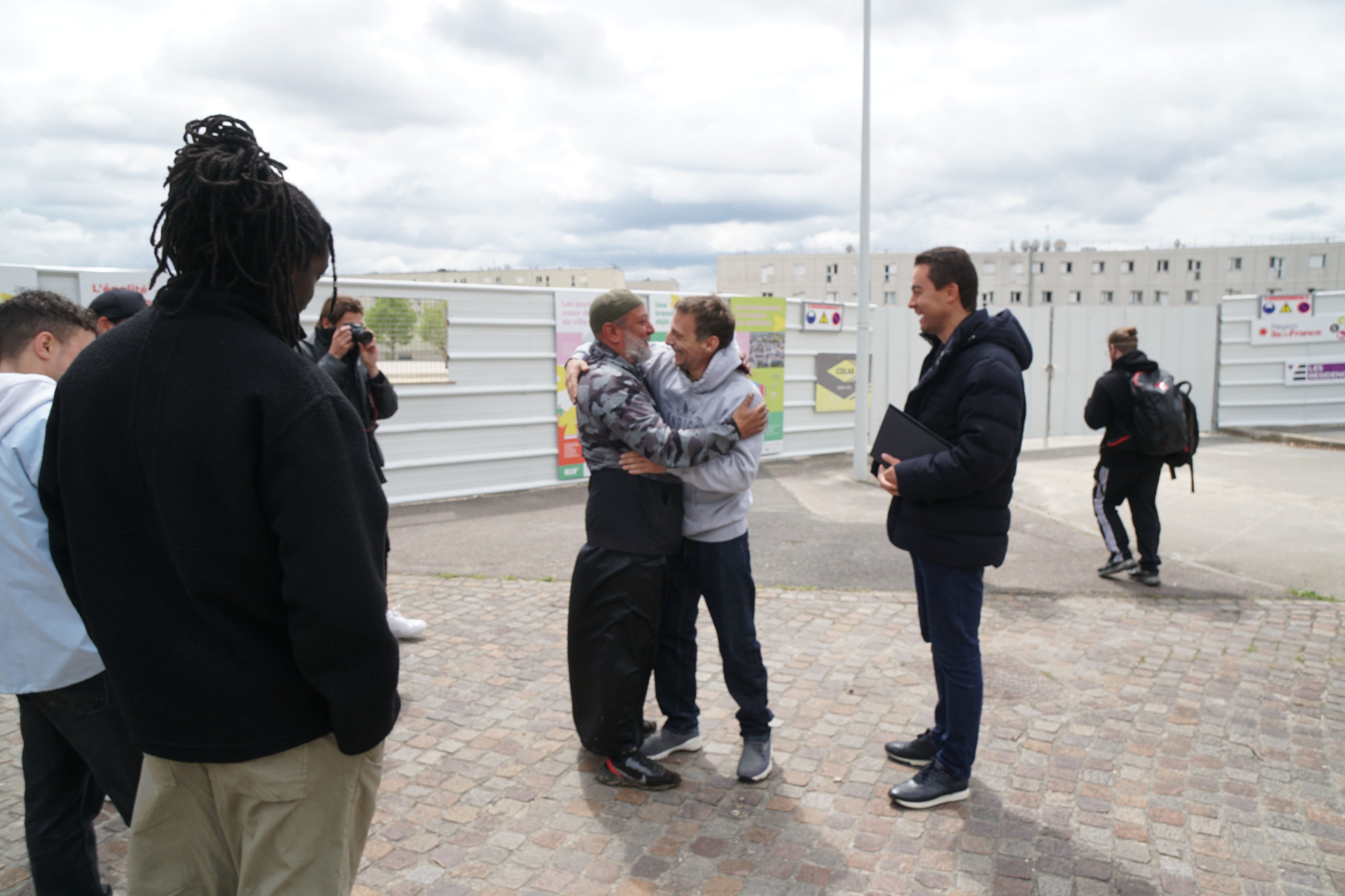 Après avoir rencontré les élèves du collège, Mathieu Kassovitz a notamment retrouvé un ancien du quartier qui lui avait ouvert les bras en 1994. LP/Stéphane Corby