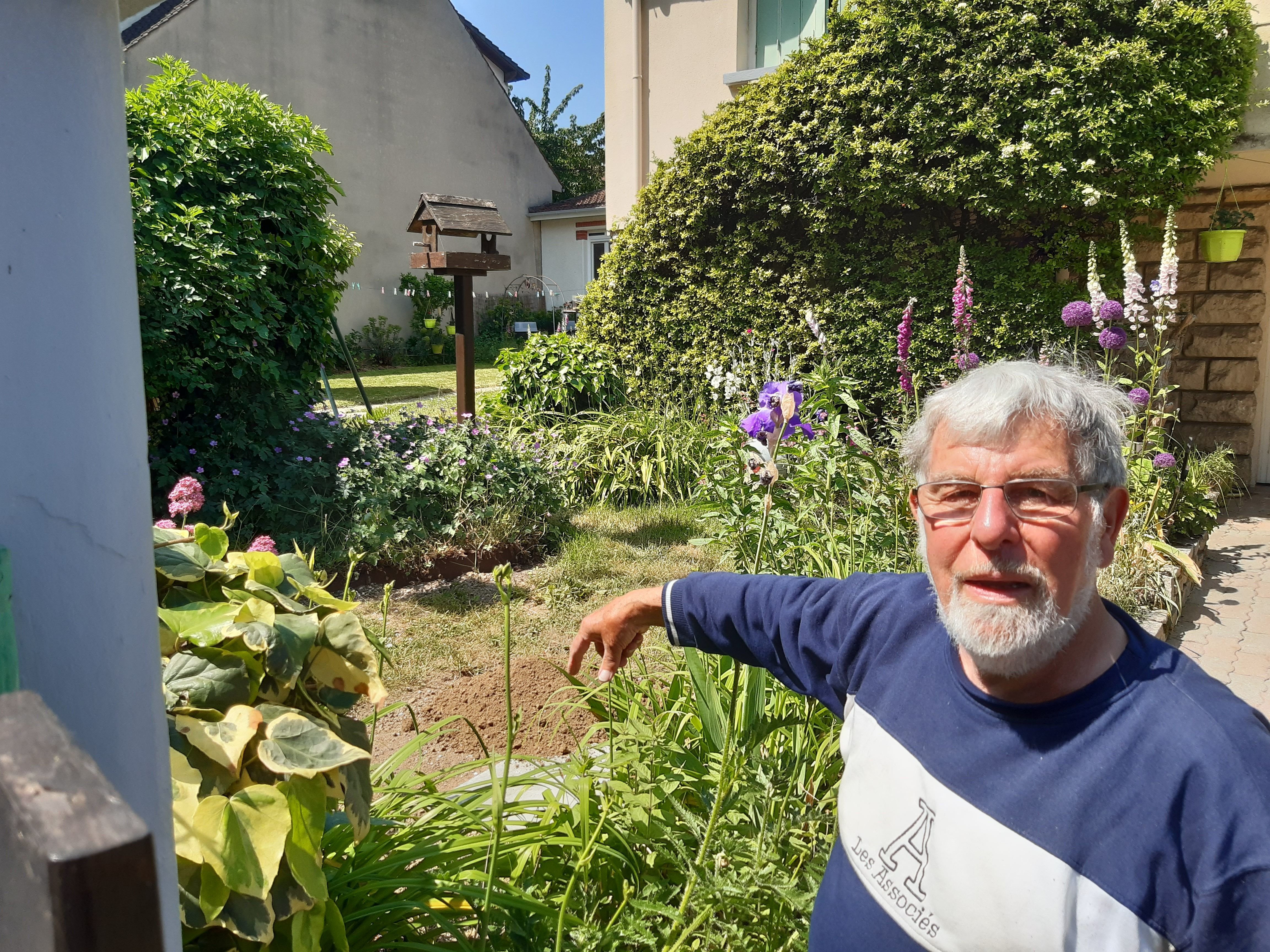 Antony (Hauts-de-Seine), 28 mai 2023. Bernard vit près du bois de l'Aurore depuis plus de soixante ans. Sous la motte de terre, les branchements d'assainissement mis aux normes pour séparer les eaux usées des eaux de pluie. LP/Marjorie Lenhardt