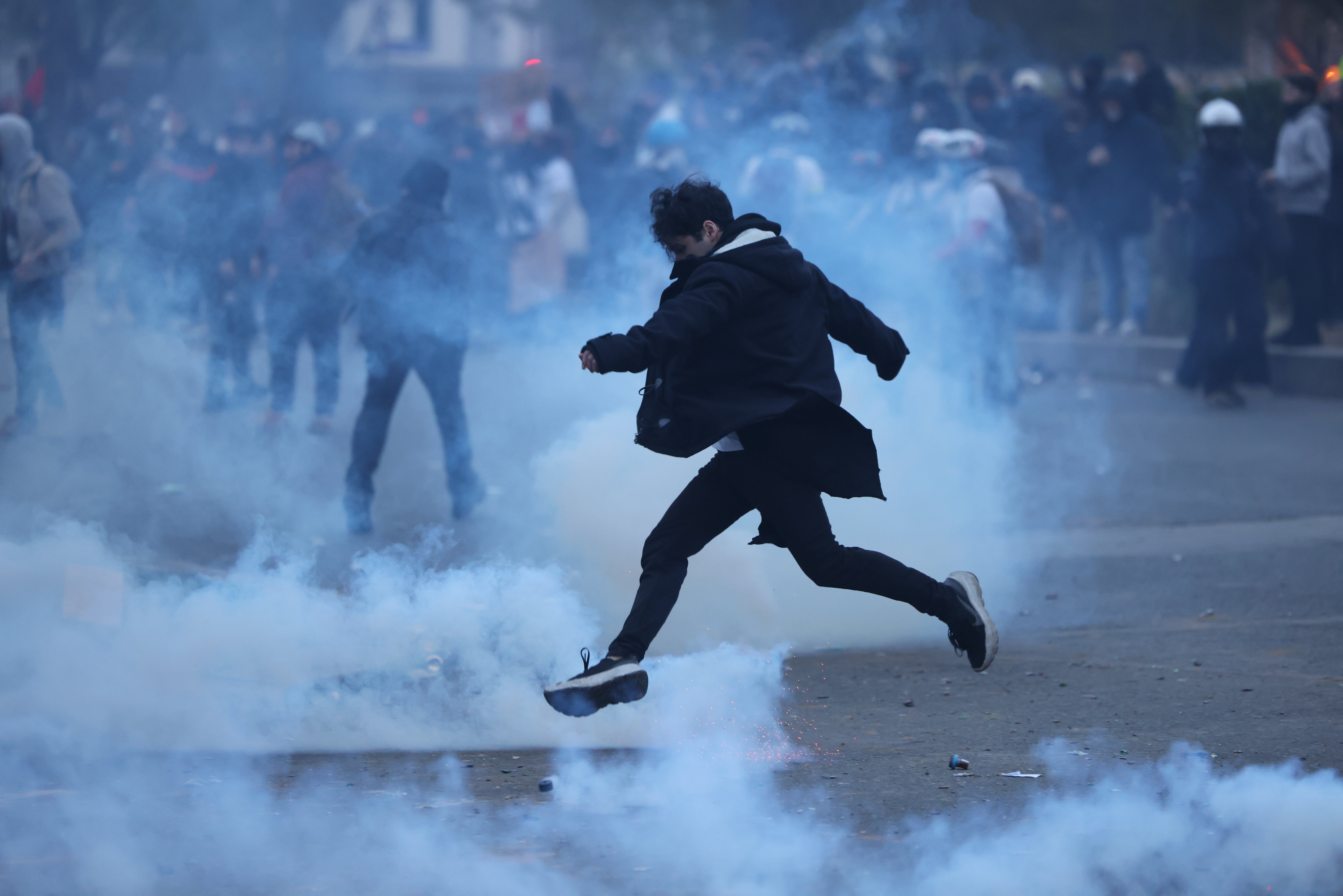 En marge de la manifestation parisienne, des incidents ont eu lieu près de la place de la Nation, ce mardi, sans que les heurts ne dégénèrent en affrontements violents avec les forces de l'ordre. LP/Arnaud Journois