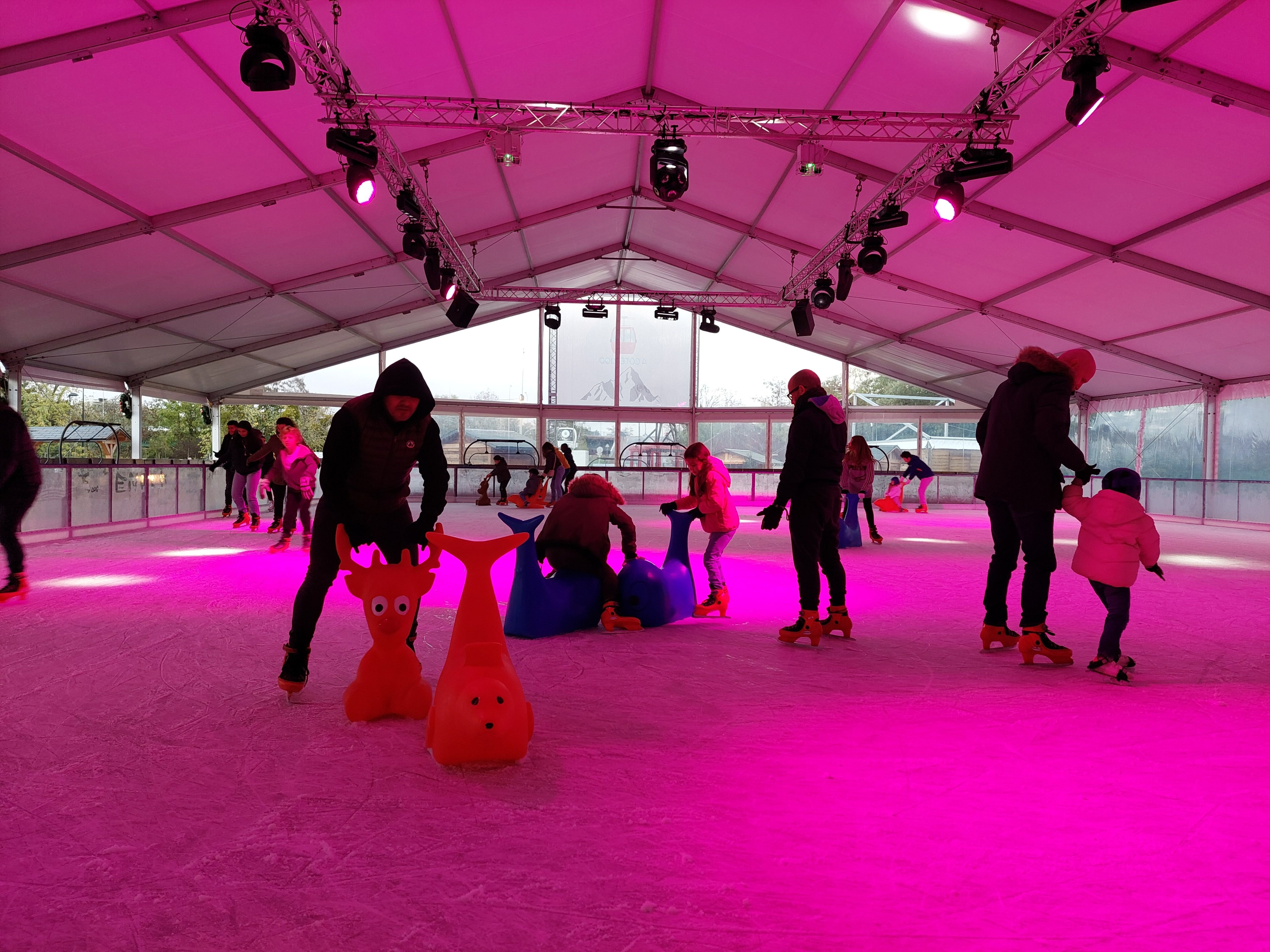 Chatou (Yvelines), le 6 novembre 2022. Une station de ski XXL a investi l'île des Impressionnistes, l'occasion pour le public de s'adonner aux joies de la luge, du biathlon et de la patinoire. Les visiteurs peuvent également profiter de plats d'hiver dans l'une des télécabines.