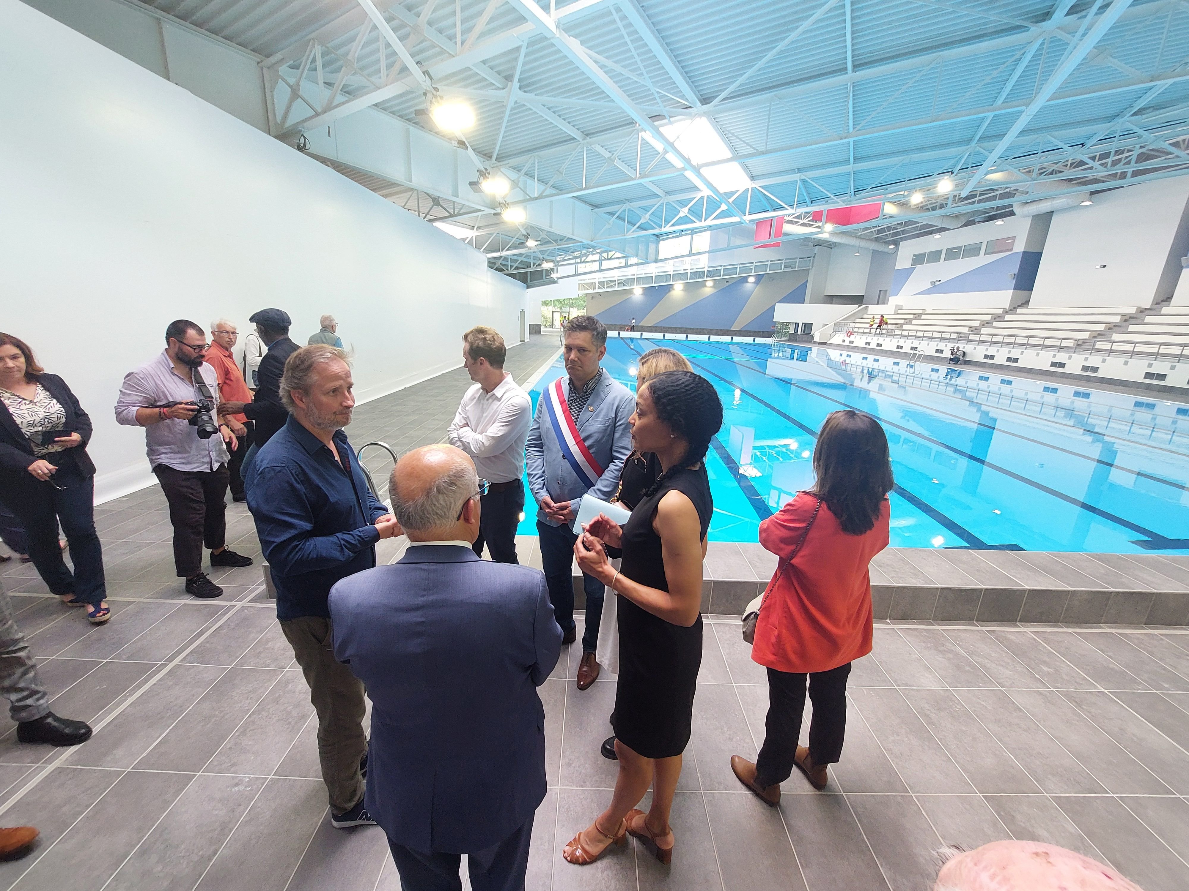 Colombes, le 11 juillet. Après dix-huit mois de travaux, Patrick Chaimovitch, maire écologiste de la ville (de dos) a remis les clés du centre aquatique à Edouard Donnelly, directeur exécutif des opérations de Paris 2024. LP/Olivier Bureau