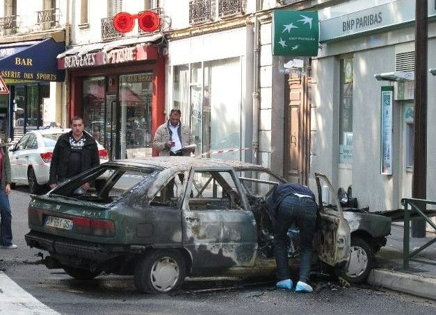 Puteaux, le 7 mai 2013. Les braqueurs avaient lancé une Renault 21 volée dans le distributeur automatique de billets de l'agence BNP, à Puteaux. LP/Olivier Bureau