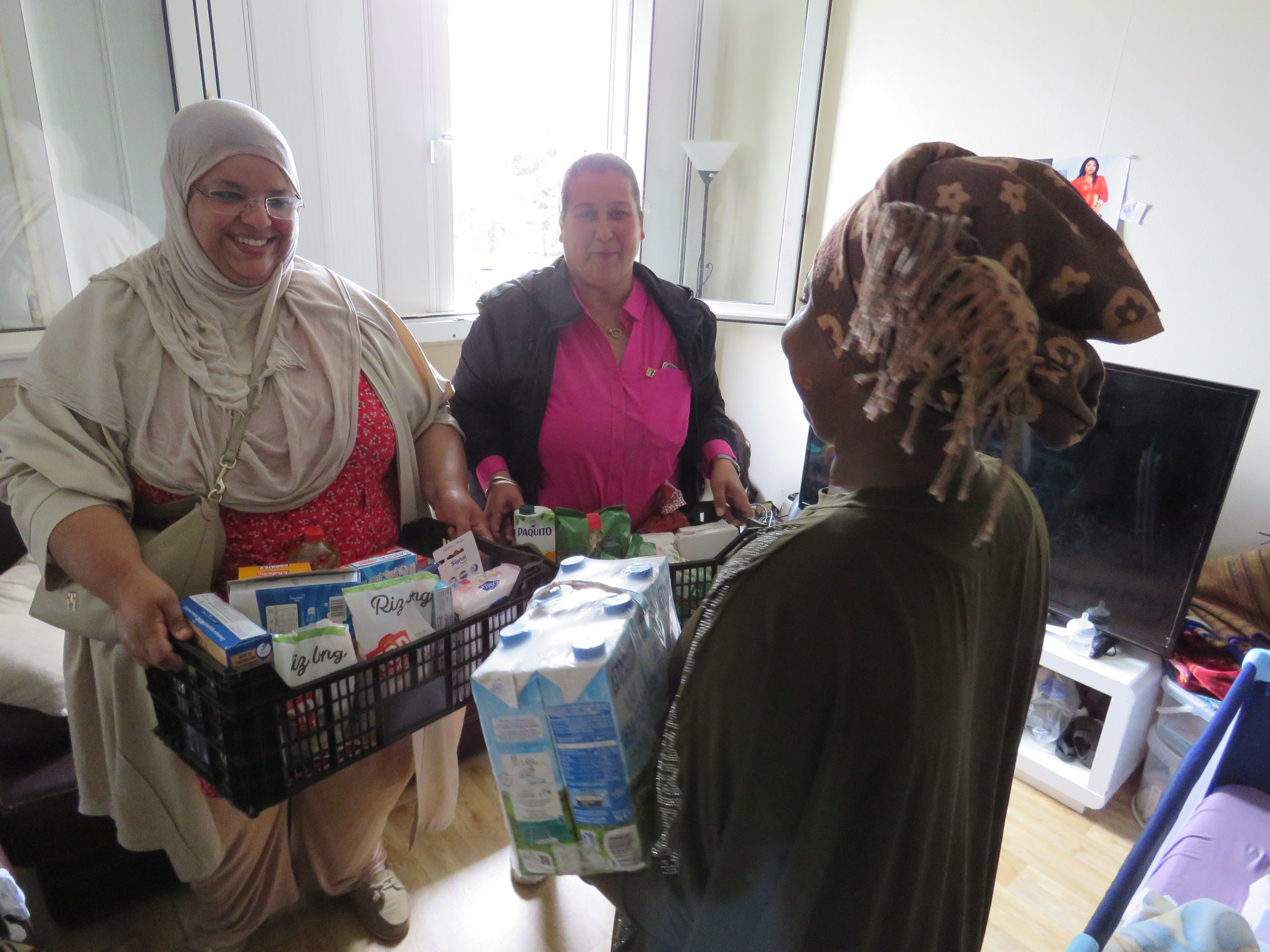 Compiègne, juin 2024. Henia Jbara (à gauche) et Donia Ait Ouarraou sont allées voir Fatou, qui vit dans un petit studio avec ses deux enfants. LP/S.F.