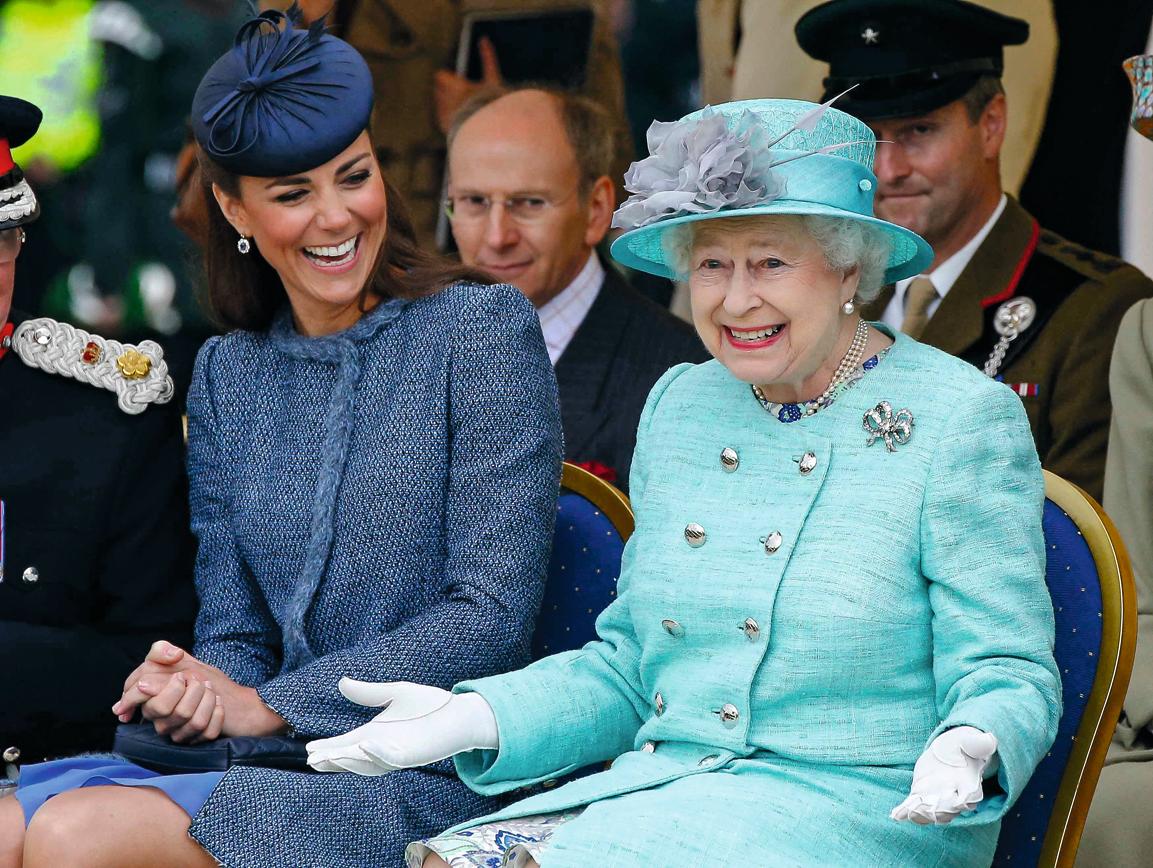Derrière la dignité qu’exigeait son statut, Elizabeth II aimait rire et faire rire (ici, en 2012, avec Kate Middleton). Abaca/PA Photos/Phil Noble