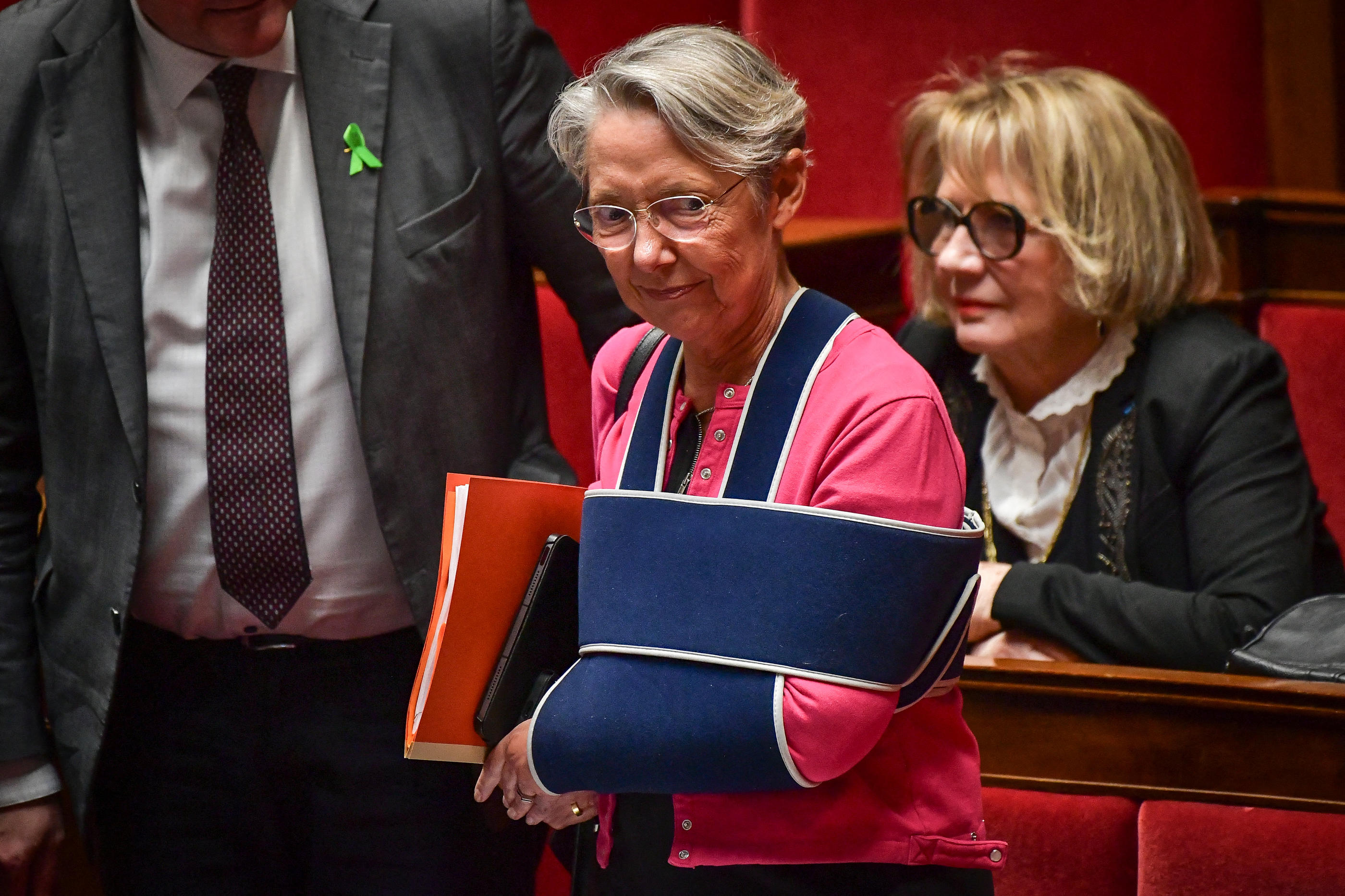 Paris (VIIe), le 9 avril. Après une mauvaise chute dans un escalier Elisabeth Born s'est fait une luxation et une fracture de l’épaule gauche. ABACAPRESS/Firas Abdullah