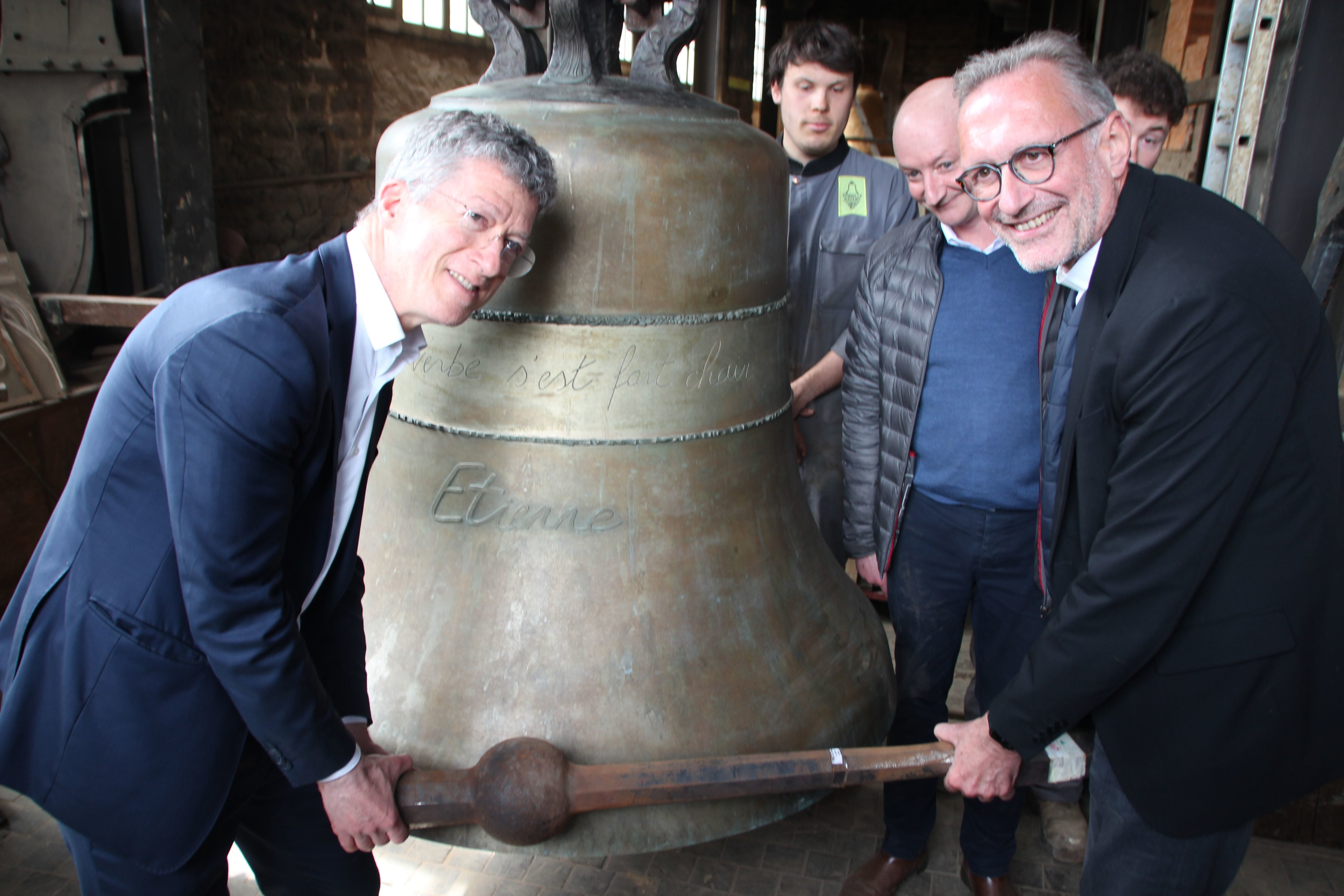 Villedieu-Les-Poêles (Manche), le vendredi 3 mai 2024. Philippe Jost, en charge de la restauration de Notre-Dame (à gauche) et Monseigneur Ribadeau Dumas, recteur archiprêtre de la cathédrale (à droite), font sonner l'une des 8 cloches restaurées à la fonderie Cornille Havard. LP/Bertrand Fizel