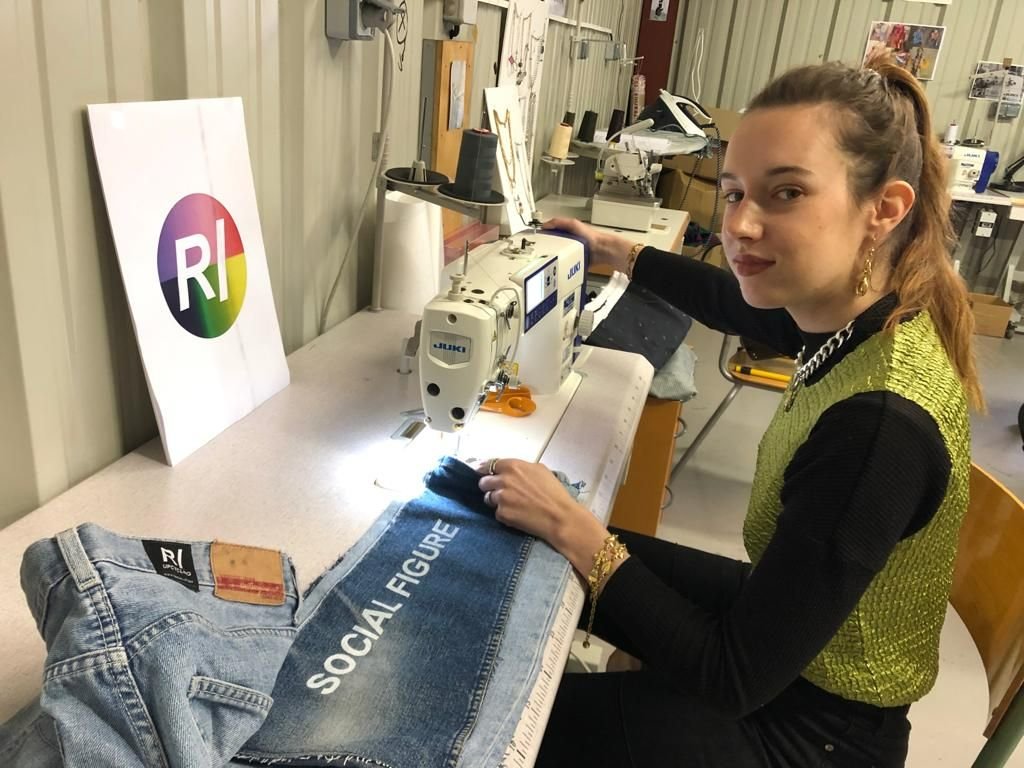 Chanteloup-les-Vignes, le 15 mars 2022. Adélaïde Renault, 23 ans, est la responsable de R/, la nouvelle marque de vêtements imaginée au Relais du Val-de-Seine. LP/E.G.
