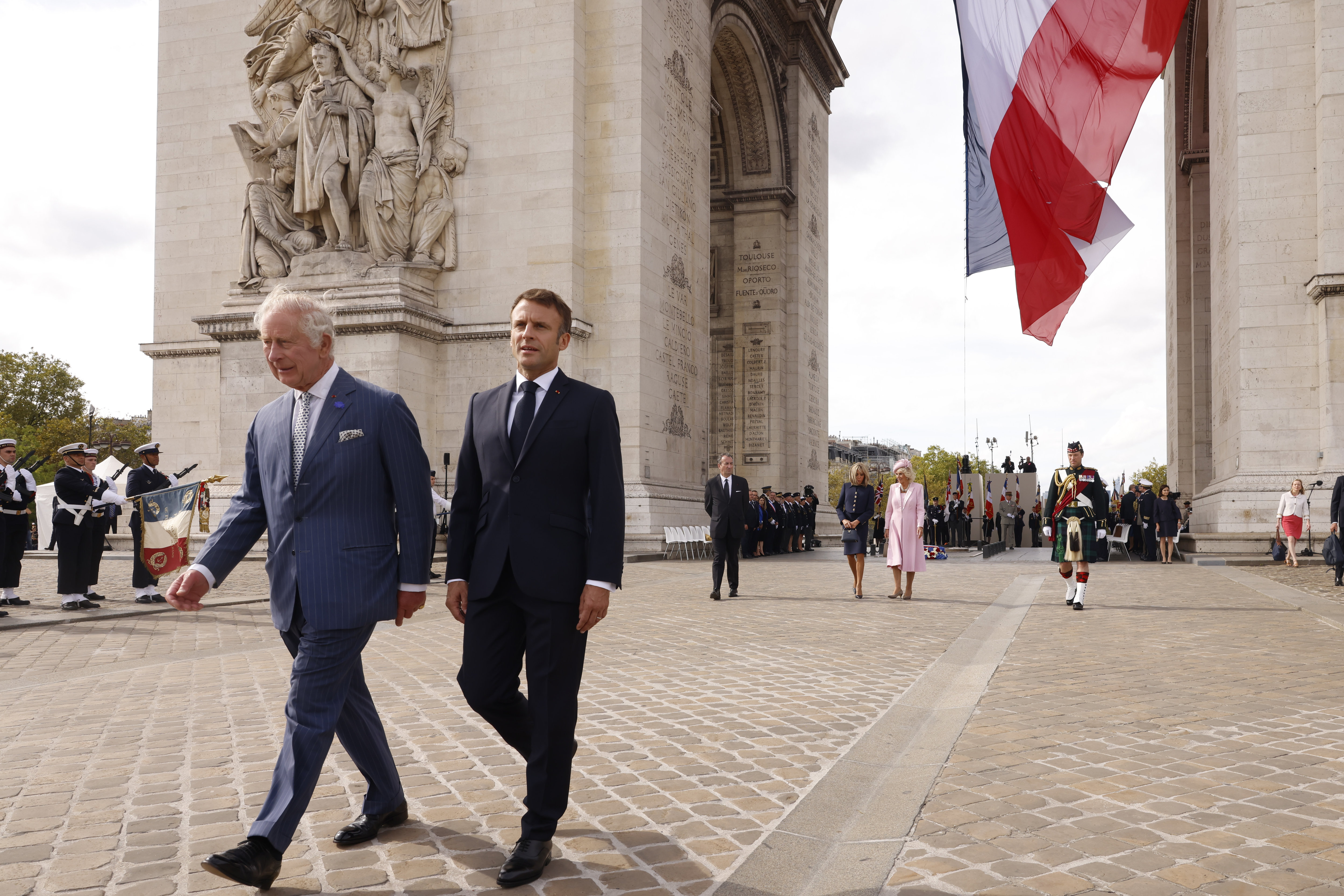 Le roi Charles III et le président Emmanuel Macron sur la place de l'Etoile, à Paris. LP/ Olivier Corsan