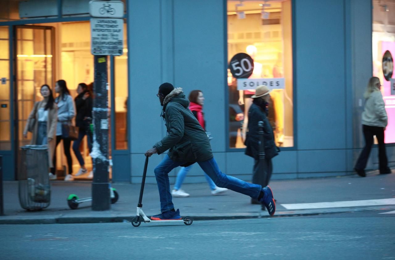 <b></b> Paris, lundi 14 janvier 2019.Circulation et mobilités urbaines. Trotinettes, vélos, giropod, scooters, scooters électriques, motos.