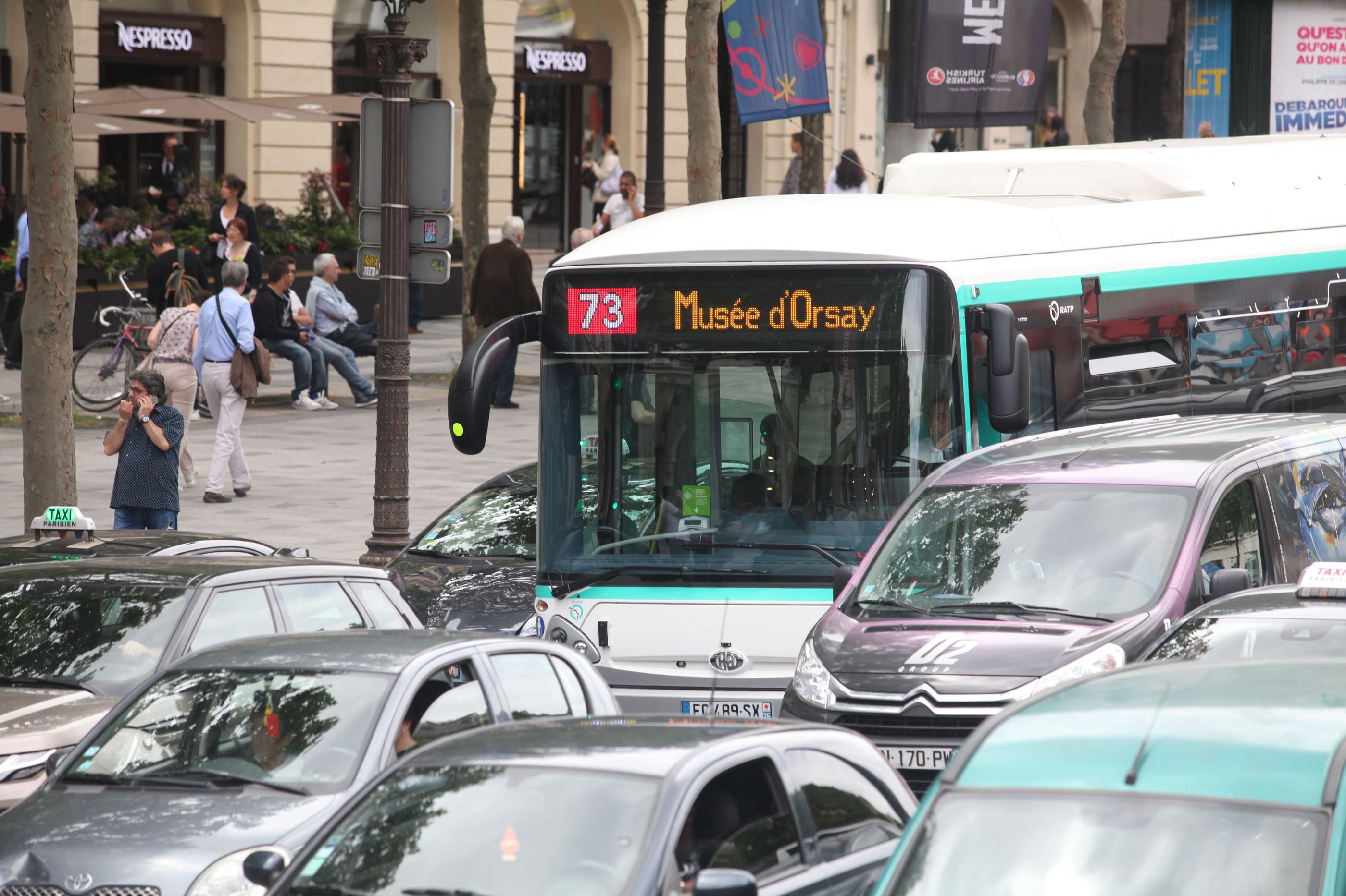 Paris (VIIIe). Les bus parisiens sont très souvent englués dans les embouteillages, comme ici, sur l'avenue des Champs-Élysées. LP/Olivier Boitet